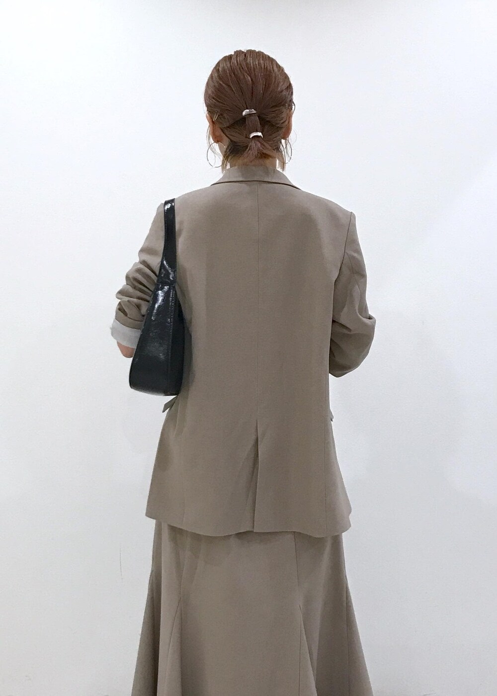 「ジャケット、羽織り、マーメイドスカート、ワンハンドル、ショートブーツ、ヒール、ベージュ、ホワイト、ブラック、初秋コーデ、秋コーデ、初冬コーデ、お仕事コーデ、デートコーデ、お出かけコーデ」｜「VISの【洗える】カップ付きバックオープンキャミソール（キャミソール、ホワイト系）」を使った、はっちゃんさん（レディース・159cm）の秋コーディネートの9枚目の写真