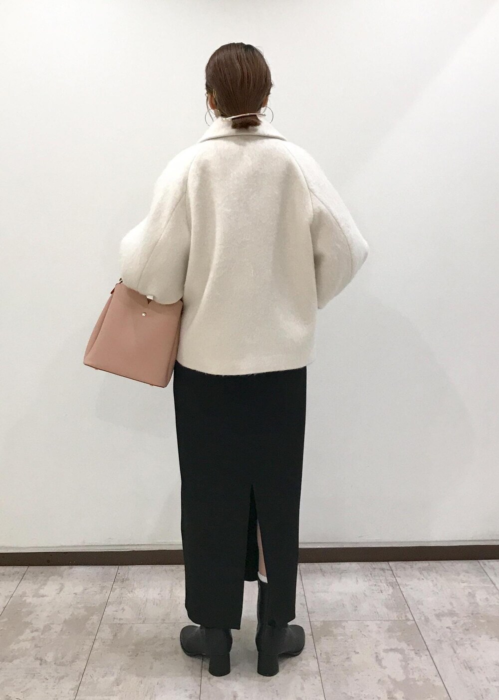 「羽織り、コート、ショートコート、シャギー、キャミワンピ、ペプラム、シャツ、ストライプ、ブラック、ホワイト、ピンク、ショートブーツ、ヒール、ハートバッグ、ブルべ冬」｜「VISの【ご好評につき追加生産】【2WAY】ハートカットバッグ（ショルダーバッグ、ピンク系）」を使った、はっちゃんさん（レディース・159cm）の秋コーディネートの3枚目の写真