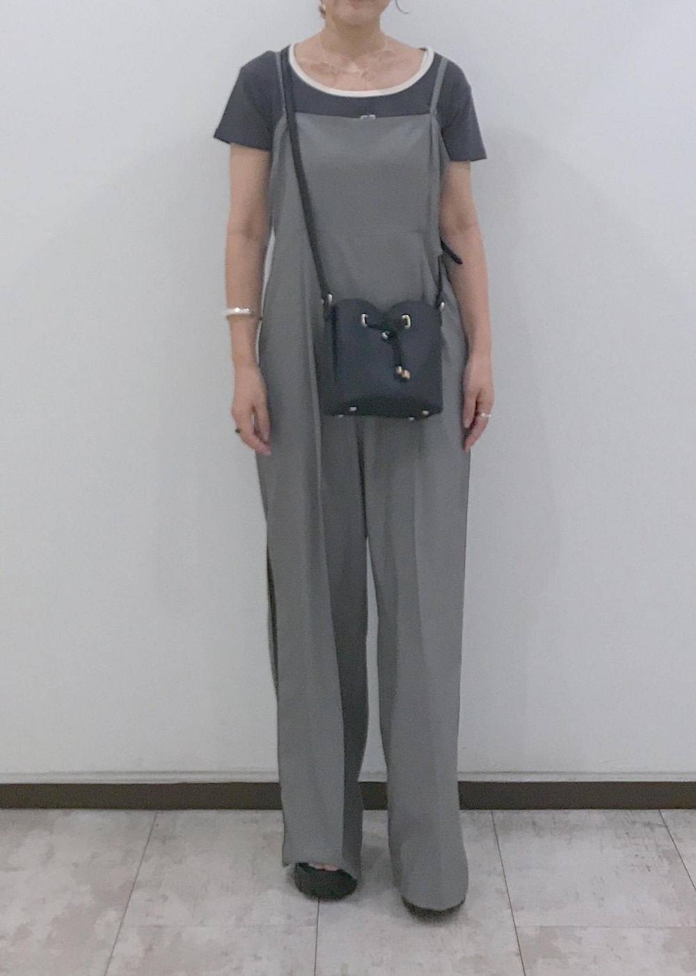 「ブラック、ミニ、ポシェット、グレー、ワイド、オールインワン、サロペット、パンツ、ハイウエスト、センタープレス、厚底、夏コーデ、初秋コーデ、デートコーデ、お出かけコーデ」｜「VISの【洗える】カップ付きバックオープンキャミソール（キャミソール、ホワイト系）」を使った、はっちゃんさん（レディース・159cm）の夏コーディネートの9枚目の写真