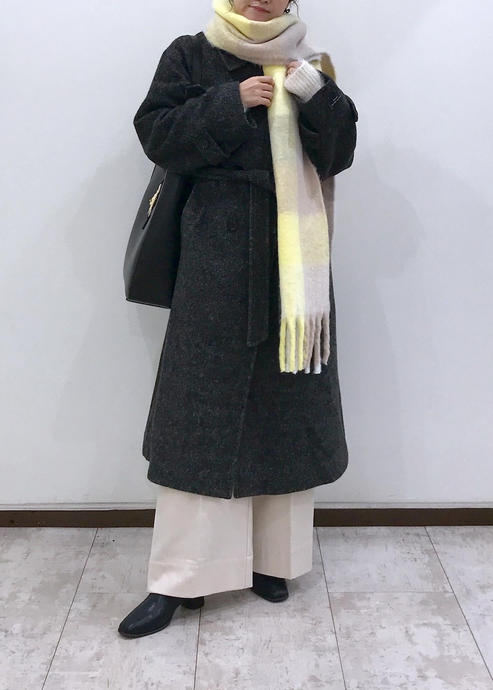 「初冬コーデ、冬コーデ、お仕事コーデ、就活コーデ、デートコーデ、お出かけコーデ、旅行コーデ、女子会コーデ、大人カジュアル、パンツスタイル、体型カバー、カジュアルコーデ、フェミニンコーデ、シンプルコーデ、きれいめコーデ」｜「VISのビーズリボンピアス（ピアス（両耳用）、ブラック系）」を使った、はっちゃんさん（レディース・159cm）の秋コーディネートの8枚目の写真