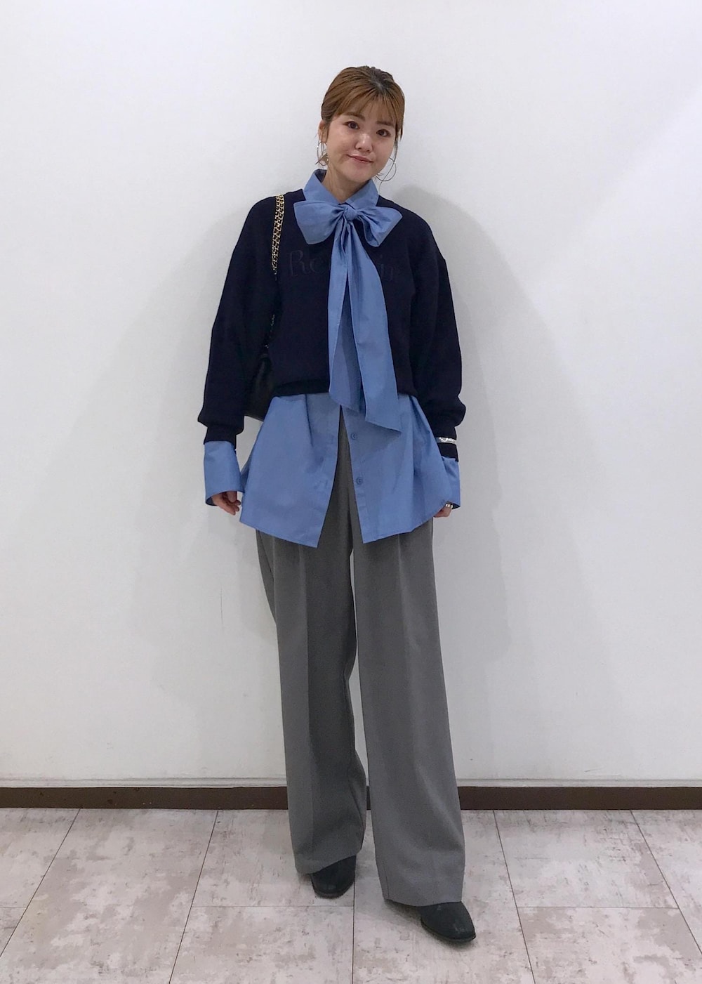 「ボウタイ、ボウタイブラウス、ロゴニット、ニット、ロゴ、ブラウス、ショートブーツ、キルティングバッグ、キルティング、ブルー、ネイビー、グレー、ブラック、シルバー、初秋コーデ」｜「VISのチェーンショルダーキルティングバッグ（ショルダーバッグ、ブラック系）」を使った、はっちゃんさん（レディース・159cm）の秋コーディネートの9枚目の写真