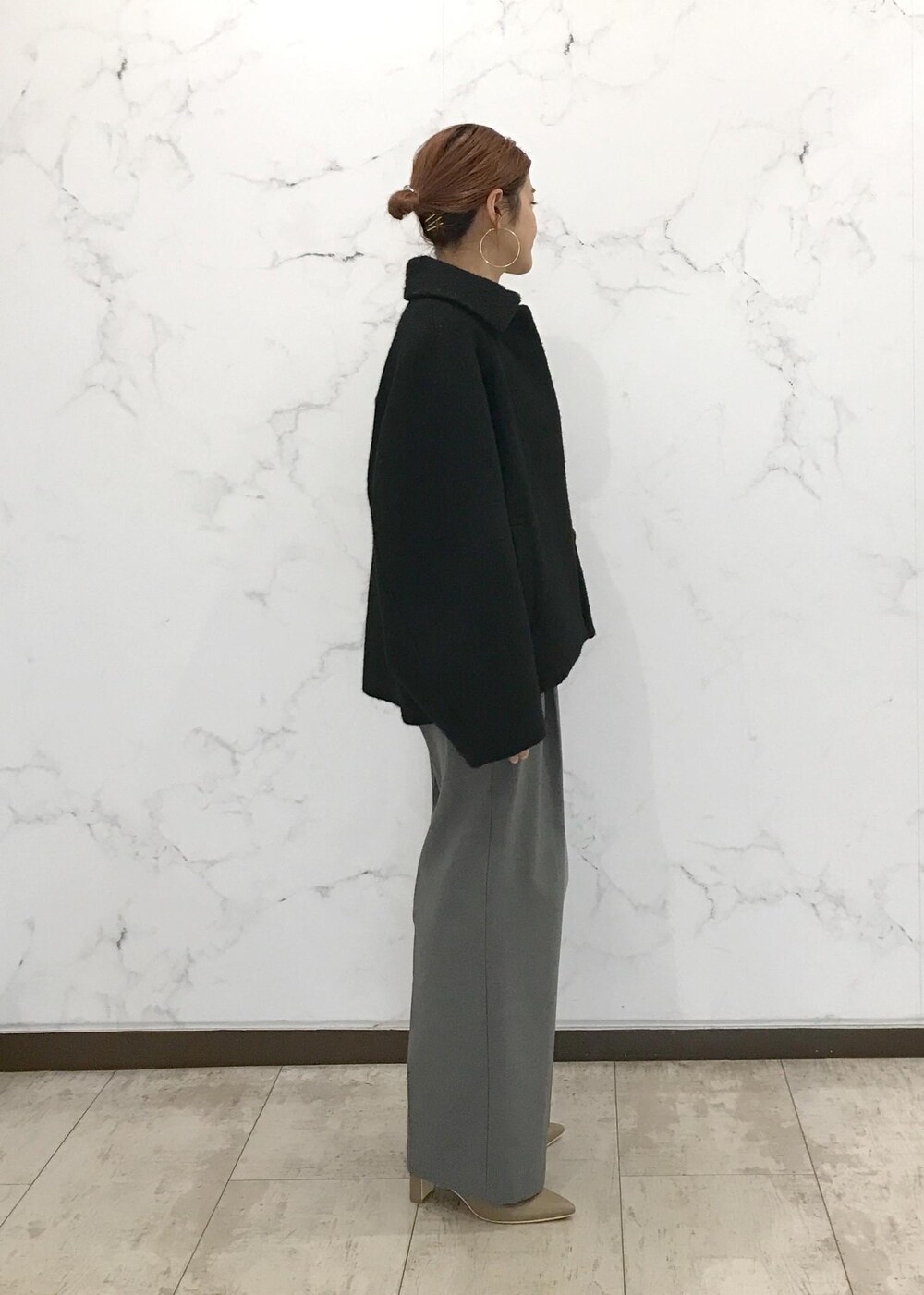 「きれいめカジュアル、ケーブルニット、冬アウター、ワイドパンツ、グレー、ブルー、ベージュ、ブラック、Wcoat_pickup、Wshoes_pickup、初春コーデ、初冬コーデ、冬コーデ、お仕事コーデ、授業参観日コーデ」｜「VISのメタルポイントラリエット（ネックレス、シルバー系）」を使った、はっちゃんさん（レディース・159cm）の冬コーディネートの4枚目の写真
