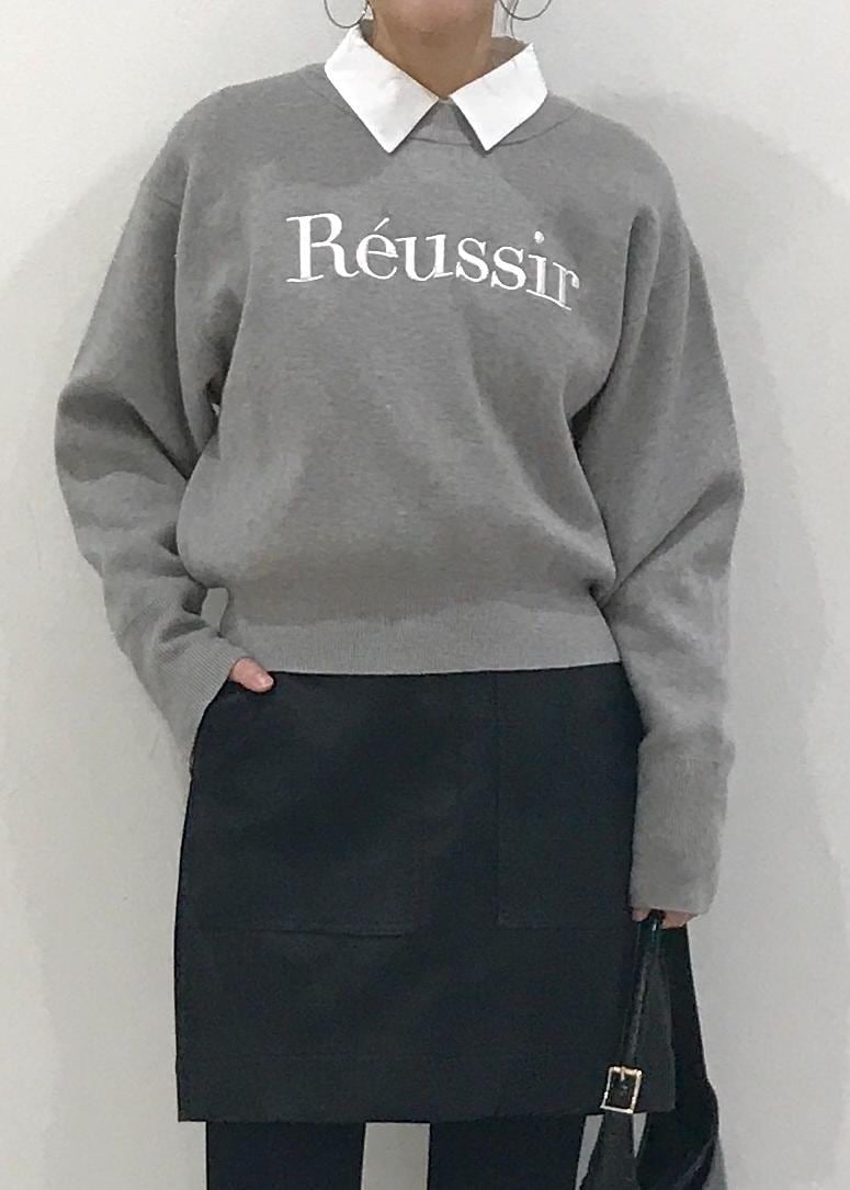 「ロゴニット、ニット、ロゴ、シャツ、シャーリング、ミニスカート、ミニスカ、ワンハンドルバッグ、ワンハンドル、ショートブーツ、グレー、ホワイト、ブラック、モノトーン、初秋コーデ」｜「VISのヴィンテージライク合皮ミニスカート（スカート、ブラック系）」を使った、はっちゃんさん（レディース・159cm）の秋コーディネートの7枚目の写真