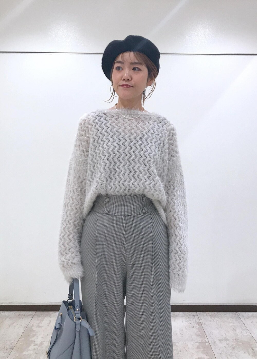 「ニット、ワイドパンツ、ベレー帽、ハートバッグ、ショートブーツ、ハイウエスト、グレー、ライトグレー、ブラック、サックス、初秋コーデ、秋コーデ、初冬コーデ、冬コーデ、お仕事コーデ」｜「VISのベーシックウールベレー帽（ハンチング/ベレー帽、ブラック系）」を使った、はっちゃんさん（レディース・159cm）の秋コーディネートの6枚目の写真