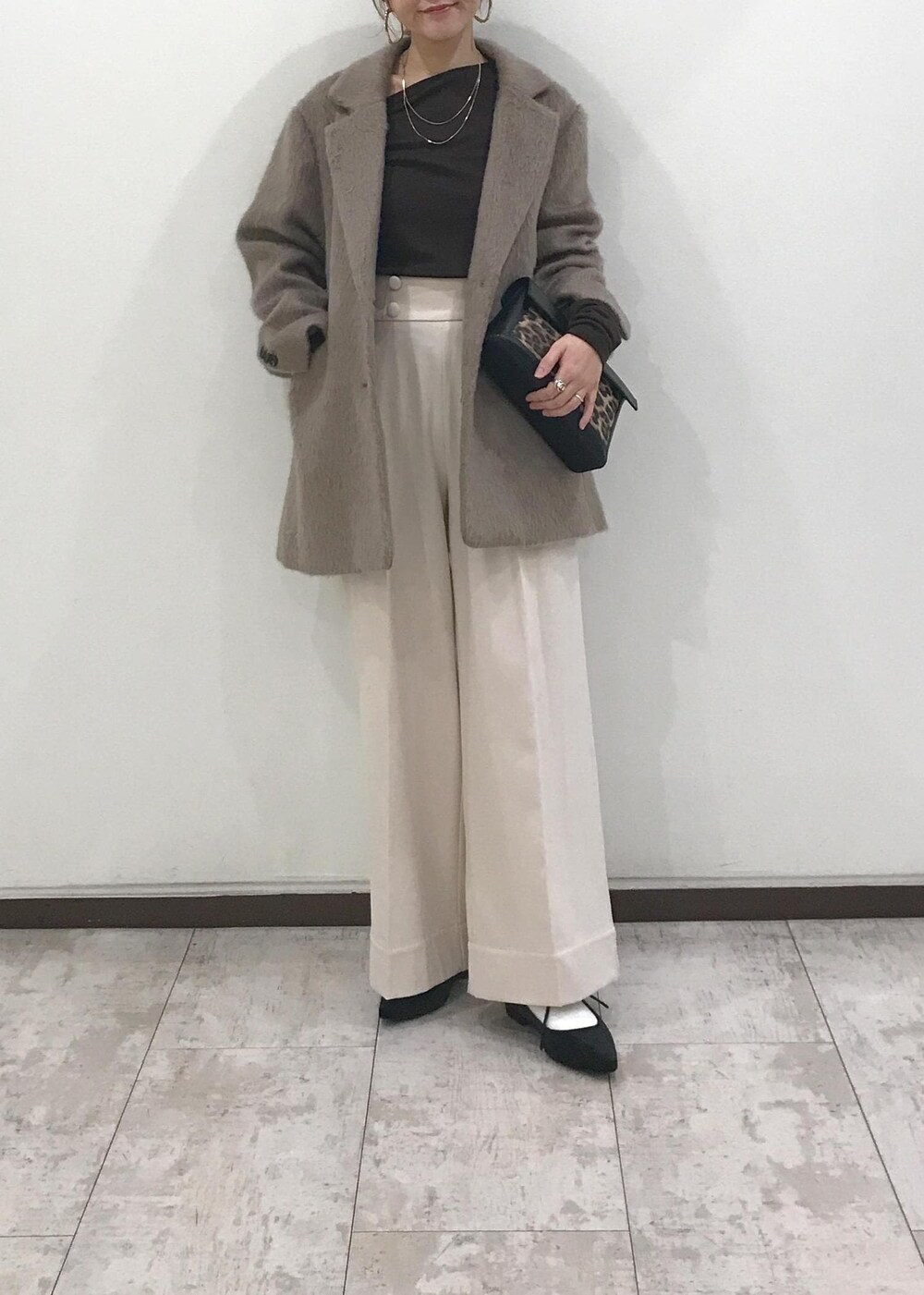「VIS_TIMESALE、きれいめカジュアル、忘年会、ワンショル、ワイドパンツ、レオパード、ブラウンコーデ、初冬コーデ、冬コーデ、お仕事コーデ、デートコーデ、お出かけコーデ、旅行コーデ、クリスマスコーデ、お正月・初詣コーデ」｜「VISのオーバルメタルフープピアス（ピアス（両耳用）、ゴールド系）」を使った、はっちゃんさん（レディース・159cm）の冬コーディネートの9枚目の写真