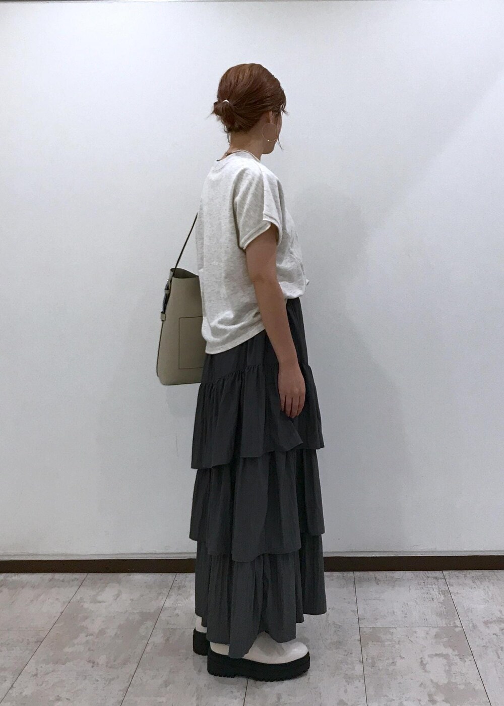 「厚底、ロゴ、プリント、無地、ベージュ、トートバッグ、プルオーバー、クルーネック、ロング、ティアード、ティアードスカート、初秋コーデ、秋コーデ、デートコーデ、お出かけコーデ」｜「VISの【新色追加/追加生産】リバーシブルハンドルワンショルダーバッグ【A4対応】（ショルダーバッグ、ベージュ系）」を使った、はっちゃんさん（レディース・159cm）の夏コーディネートの4枚目の写真