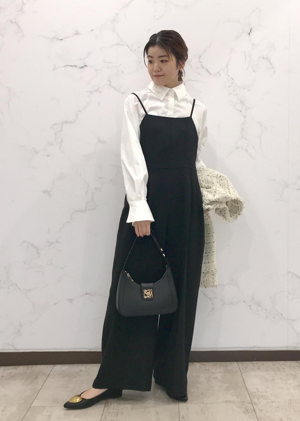 「セレモニー、ハレの日、初春コーデ、春コーデ、お仕事コーデ、セレモニーコーデ、卒業式コーデ、卒園式コーデ、入学式コーデ、入園式コーデ、パンツスタイル、体型カバー、ワントーンコーデ、モノトーンコーデ、シンプルコーデ」｜「VISの【新色追加】ハンドルリボンワンショルダーバッグ（ハンドバッグ、ブラック系）」を使った、はっちゃんさん（レディース・159cm）の冬コーディネートの9枚目の写真