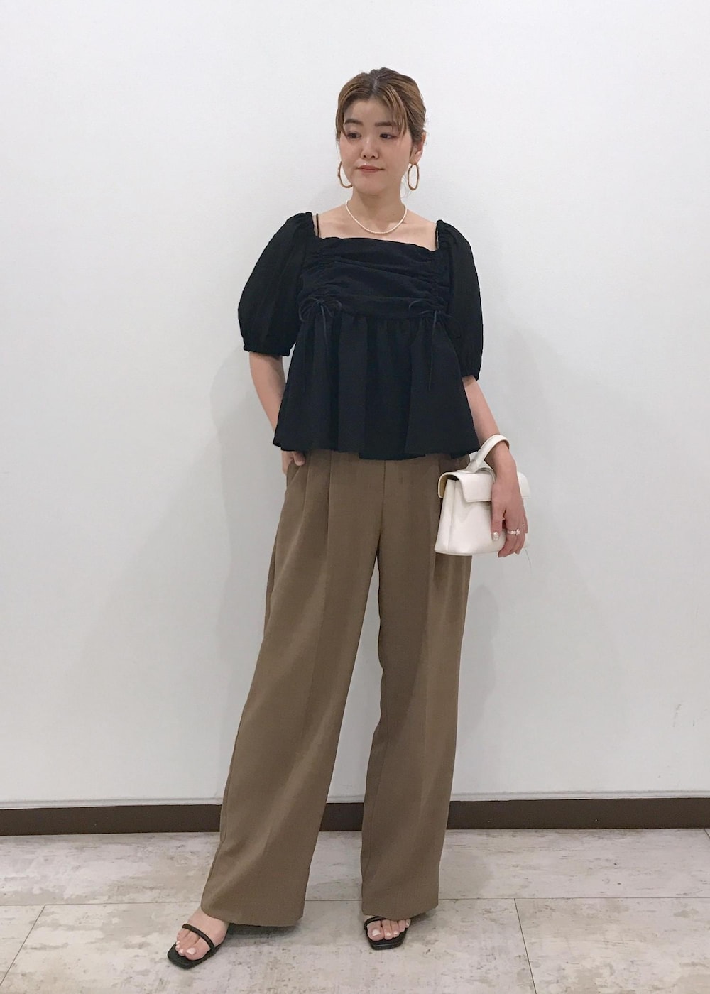 「きれいめカジュアル、夏ファッション、ブラウス、半袖、オフショルダー、ワイド、初夏コーデ、夏コーデ、デートコーデ、お出かけコーデ、旅行コーデ、アウトドアコーデ、女子会コーデ、大人カジュアル、パンツスタイル」｜「VISの【ご好評につき追加生産】【2WAY】ひねり金具ワンハンドルミニショルダーバッグ（ショルダーバッグ、ホワイト系）」を使った、はっちゃんさん（レディース・159cm）の夏コーディネートの4枚目の写真