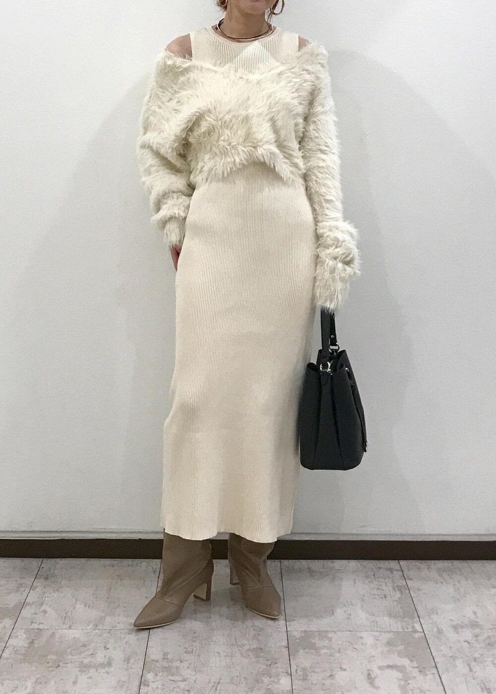 「ホワイトコーデ、忘年会、ニットワンピース、ロングブーツ、パール、ピアス、ホワイト、ブラック、ベージュ、ゴールド、初冬コーデ、冬コーデ、デートコーデ、お出かけコーデ、旅行コーデ」｜「VISのオーバルメタルフープピアス（ピアス（両耳用）、ゴールド系）」を使った、はっちゃんさん（レディース・159cm）の冬コーディネートの8枚目の写真