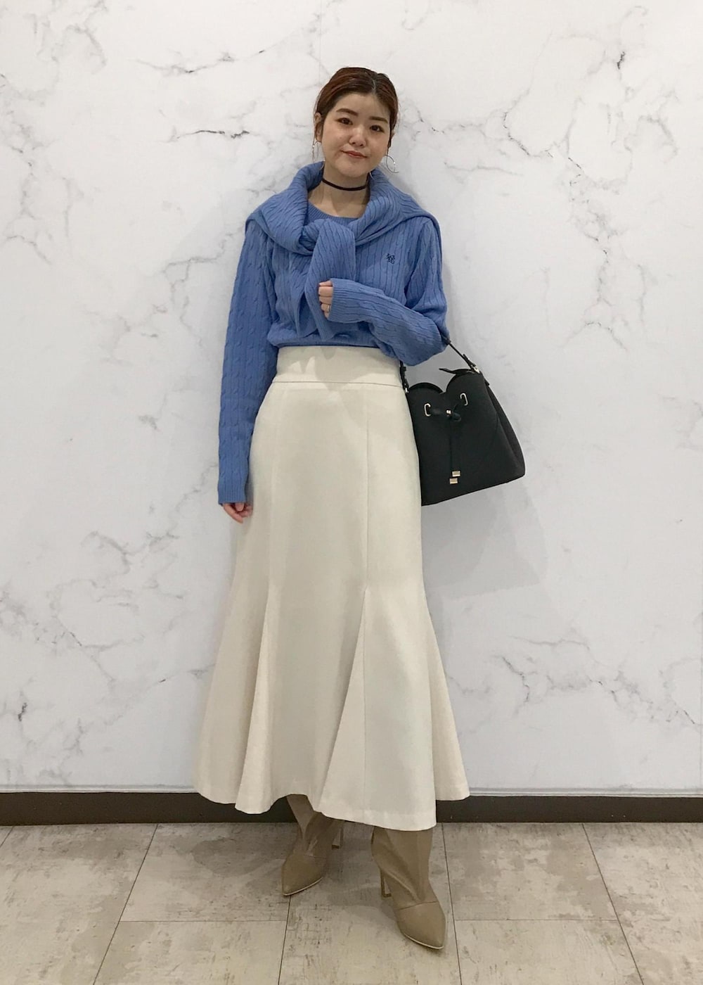 「きれいめカジュアル、ケーブルニット、マーメイドスカート、Pコート、ワンハンドルバッグ、ワンハンドル、ロングブーツ、サックス、ベージュ、ホワイト、ブラック、初春コーデ、初冬コーデ、冬コーデ、お仕事コーデ」｜「VISのメタルポイントラリエット（ネックレス、シルバー系）」を使った、はっちゃんさん（レディース・159cm）の冬コーディネートの5枚目の写真