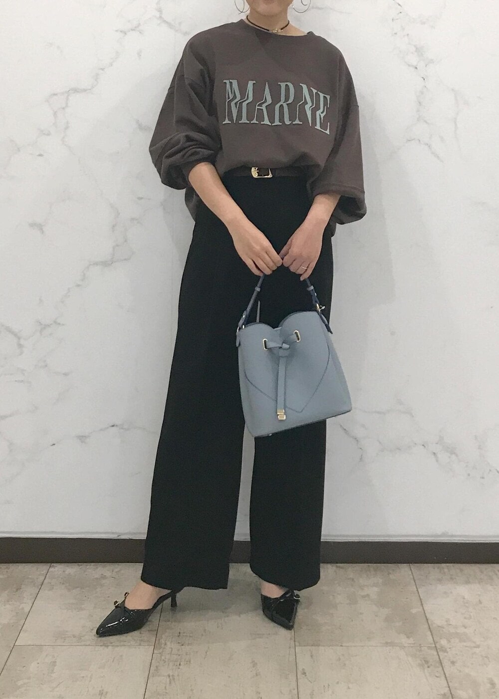 「きれいめカジュアル、スウェット、初春コーデ、春コーデ、授業参観日コーデ、デートコーデ、お出かけコーデ、旅行コーデ、女子会コーデ、大人カジュアル、パンツスタイル、体型カバー、カジュアルコーデ、シンプルコーデ、ベーシック」｜「VISのニュアンスハートチョーカー（チョーカー、ゴールド系）」を使った、はっちゃんさん（レディース・159cm）の冬コーディネートの10枚目の写真