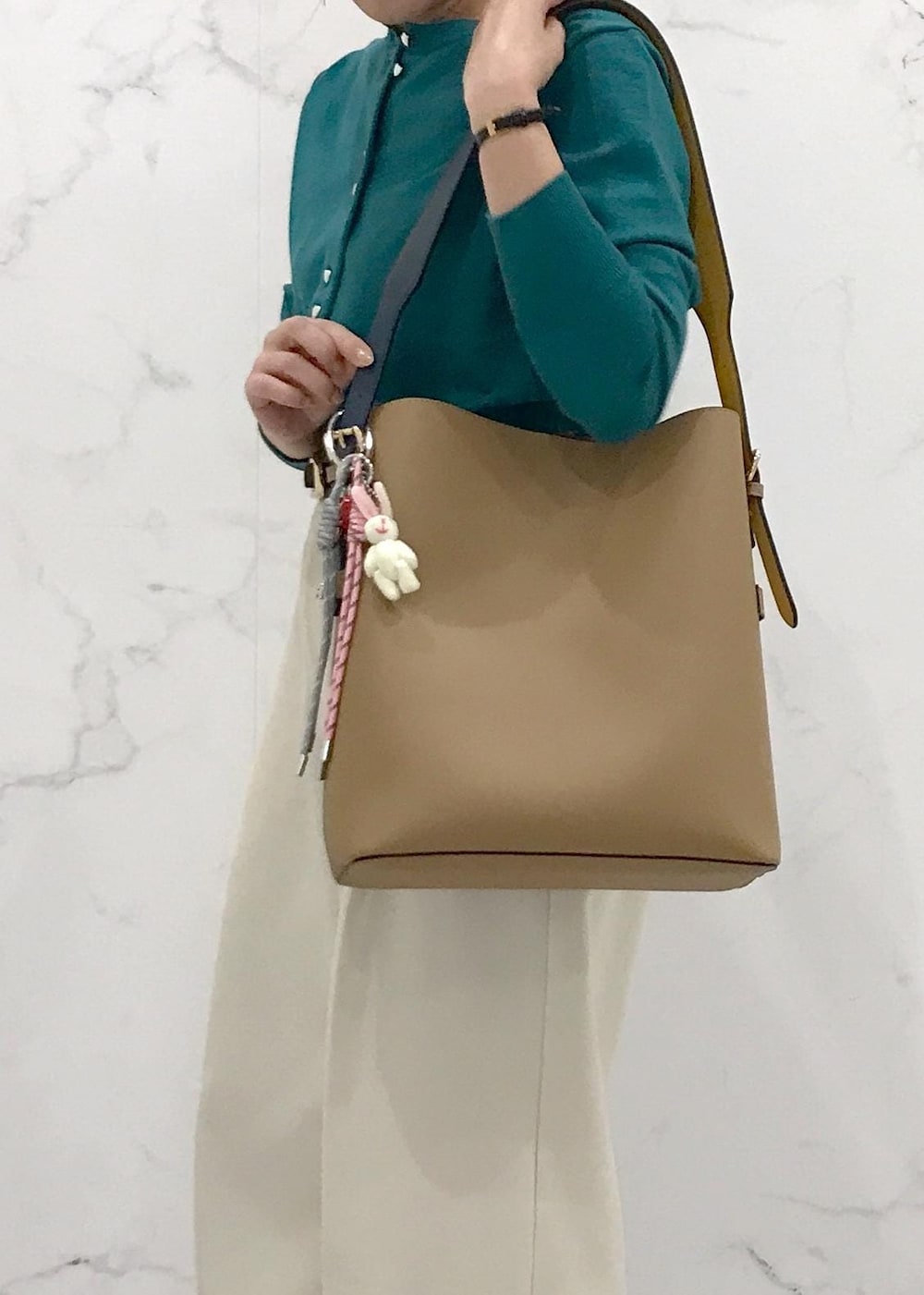 「きれいめカジュアル、オフィスカジュアル、初春コーデ、春コーデ、お仕事コーデ、デートコーデ、お出かけコーデ、旅行コーデ、女子会コーデ、大人カジュアル、パンツスタイル、体型カバー、カジュアルコーデ、シンプルコーデ、きれいめコーデ」｜「VISの18mm幅ニュアンス変形ベルト（ベルト、ブラウン系）」を使った、はっちゃんさん（レディース・159cm）の冬コーディネートの8枚目の写真