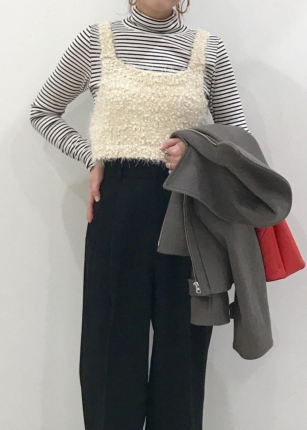 「きれいめカジュアル、ホワイト、ボーダー、ブラック、レッド、ブラウン、VIS_TIMESALE、赤、レイヤードスタイル、タートルネック、秋コーデ、初冬コーデ、冬コーデ、お仕事コーデ、デートコーデ」｜「VISのオーバルメタルフープピアス（ピアス（両耳用）、ゴールド系）」を使った、はっちゃんさん（レディース・159cm）の冬コーディネートの10枚目の写真