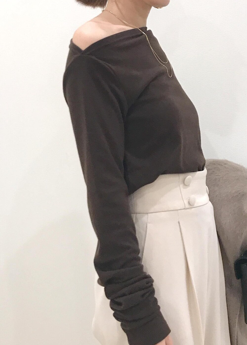 「きれいめカジュアル、忘年会、新年会、ブラウン、ホワイト、レオパード、ブラック、初冬コーデ、冬コーデ、お仕事コーデ、デートコーデ、お出かけコーデ、旅行コーデ、お正月・初詣コーデ、女子会コーデ」｜「VISのオーバルメタルフープピアス（ピアス（両耳用）、ゴールド系）」を使った、はっちゃんさん（レディース・159cm）の冬コーディネートの7枚目の写真