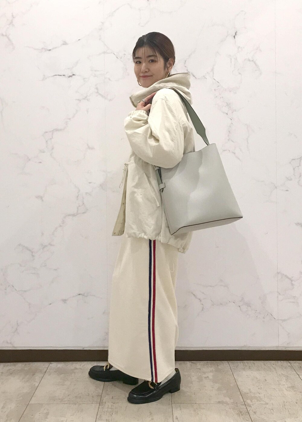 「きれいめカジュアル、マンパ、ホワイトコーデ、CONVERSE、初春コーデ、春コーデ、デートコーデ、お出かけコーデ、旅行コーデ、女子会コーデ、スポーツミックス、大人カジュアル、スカートスタイル、ワントーンコーデ、カジュアルコーデ」｜「VISのオーバルメタルフープピアス（ピアス（両耳用）、ゴールド系）」を使った、はっちゃんさん（レディース・159cm）の冬コーディネートの2枚目の写真