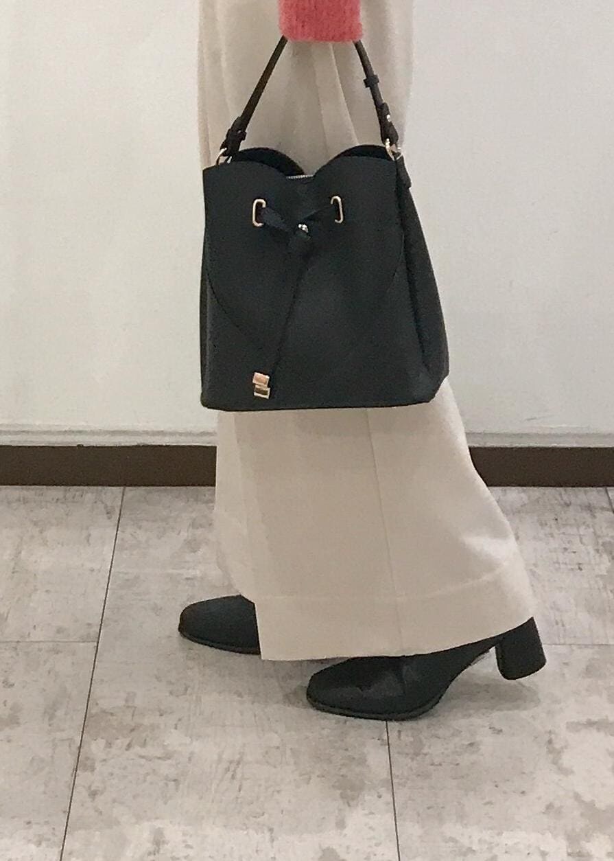 「きれいめカジュアル、ワイドパンツ、ダウンジャケット、ワンハンドルバッグ、ショートブーツ、ピアス、レッド、ホワイト、ブラック、ゴールド、忘年会、秋コーデ、初冬コーデ、冬コーデ、お仕事コーデ」｜「Juzeのストレッチヒールショートブーツ（ブーツ、ブラック系）」を使った、はっちゃんさん（レディース・159cm）の冬コーディネートの8枚目の写真
