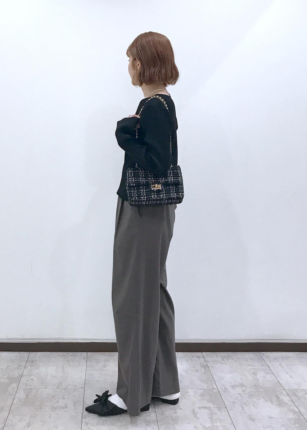 「アンサンブル、ツイード、ブラウン、パンプス、リボン、リボンパンプス、ミュール、ブラック、チェーン、チェーンバッグ、ニット、長袖、クルーネック、ワイド、十分丈」｜「Juzeのサテンリボンミュール（サンダル、ブラック系）」を使った、はっちゃんさん（レディース・159cm）の秋コーディネートの3枚目の写真