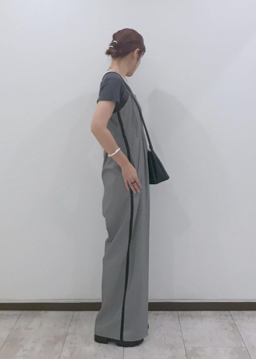 「ブラック、ミニ、ポシェット、グレー、ワイド、オールインワン、サロペット、パンツ、ハイウエスト、センタープレス、厚底、夏コーデ、初秋コーデ、デートコーデ、お出かけコーデ」｜「VISの【洗える】カップ付きバックオープンキャミソール（キャミソール、ホワイト系）」を使った、はっちゃんさん（レディース・159cm）の夏コーディネートの5枚目の写真