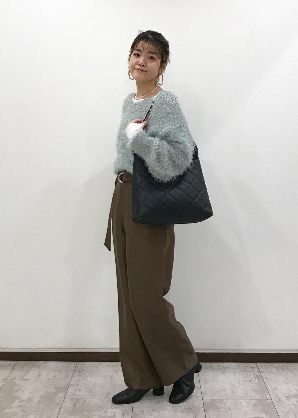 「秋コーデ、初冬コーデ、冬コーデ、お仕事コーデ、授業参観日コーデ、デートコーデ、お出かけコーデ、旅行コーデ、クリスマスコーデ、お正月・初詣コーデ、女子会コーデ、大人カジュアル、レイヤード、パンツスタイル、体型カバー」｜「VISのオーバルメタルフープピアス（ピアス（両耳用）、ゴールド系）」を使った、はっちゃんさん（レディース・159cm）の冬コーディネートの9枚目の写真