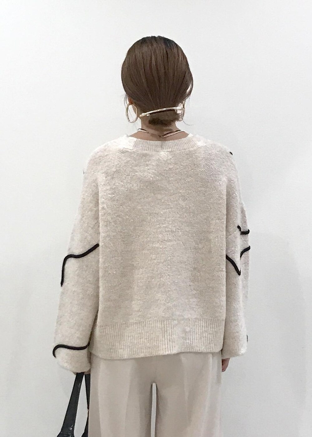 「きれいめカジュアル、忘年会、ホワイトコーデ、ニット、ワイドパンツ、ワンハンドルバッグ、ショートブーツ、リボン、パール、ボア、ホワイト、ブラック、ブラウン、秋コーデ、初冬コーデ」｜「VISのオーバルメタルフープピアス（ピアス（両耳用）、ゴールド系）」を使った、はっちゃんさん（レディース・159cm）の冬コーディネートの6枚目の写真