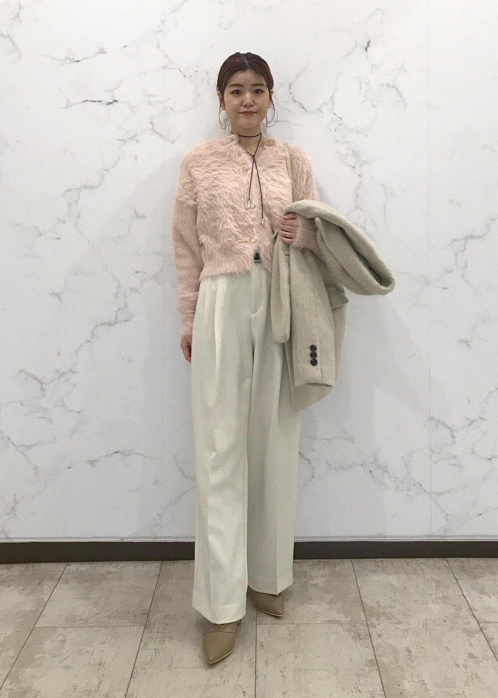 「きれいめカジュアル、ワイドパンツ、チョーカー、ホワイト、ベージュ、ピンク、冬アウター、淡色コーデ、初冬コーデ、冬コーデ、お仕事コーデ、授業参観日コーデ、デートコーデ、お出かけコーデ、旅行コーデ」｜「VISのメタルポイントラリエット（ネックレス、シルバー系）」を使った、はっちゃんさん（レディース・159cm）の冬コーディネートの8枚目の写真