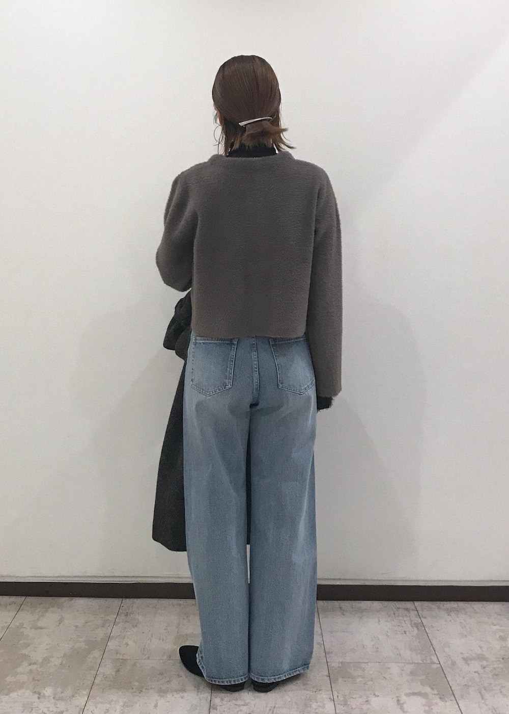 「コート、ロングコート、アウター、ニットカーディガン、ニット、タートルネック、レイヤードコーデ、デニム、ハートカットバッグ、秋コーデ、初冬コーデ、冬コーデ、お仕事コーデ、授業参観日コーデ、デートコーデ」｜「VISの袖フェザーシアータートルニット（ニット/セーター、ブラック系）」を使った、はっちゃんさん（レディース・159cm）の秋コーディネートの8枚目の写真