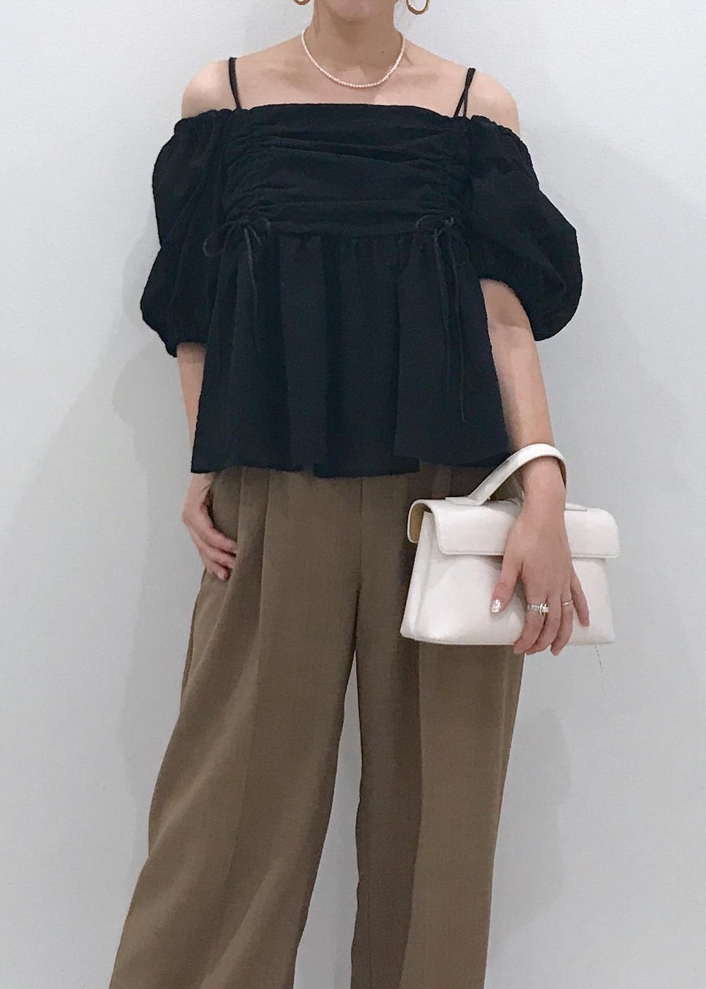 「きれいめカジュアル、夏ファッション、ブラウス、半袖、オフショルダー、ワイド、初夏コーデ、夏コーデ、デートコーデ、お出かけコーデ、旅行コーデ、アウトドアコーデ、女子会コーデ、大人カジュアル、パンツスタイル」｜「VISの【ご好評につき追加生産】【2WAY】ひねり金具ワンハンドルミニショルダーバッグ（ショルダーバッグ、ホワイト系）」を使った、はっちゃんさん（レディース・159cm）の夏コーディネートの6枚目の写真