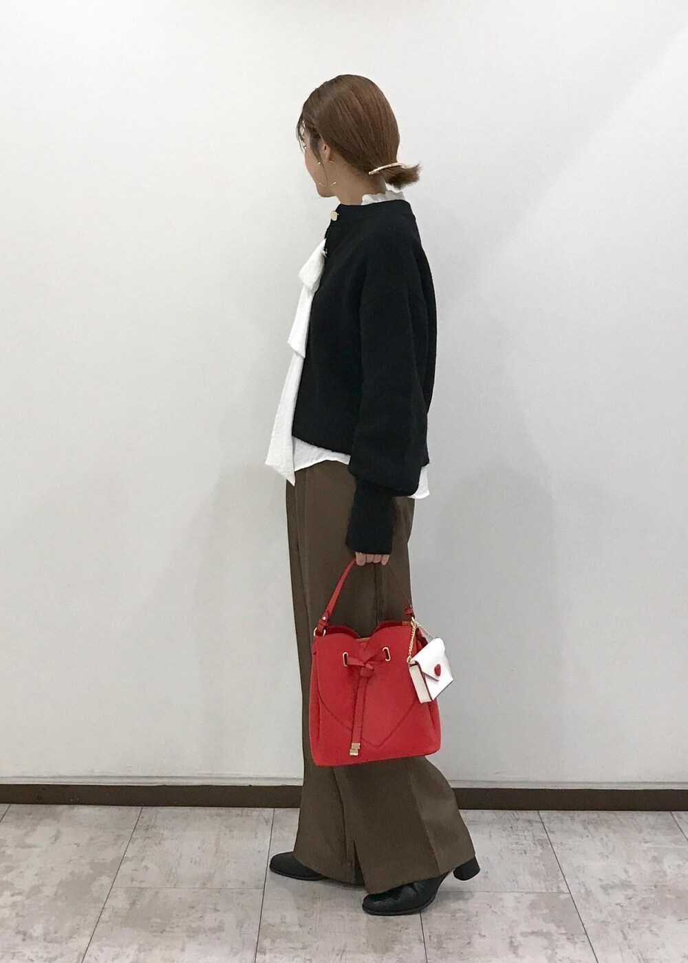 「きれいめカジュアル、ニット、ボウタイ、ワイドパンツ、ハートバッグ、ショートブーツ、ブラック、ホワイト、ブラウン、レッド、秋コーデ、初冬コーデ、冬コーデ、お仕事コーデ、授業参観日コーデ」｜「Juzeのストレッチヒールショートブーツ（ブーツ、ブラック系）」を使った、はっちゃんさん（レディース・159cm）の冬コーディネートの2枚目の写真