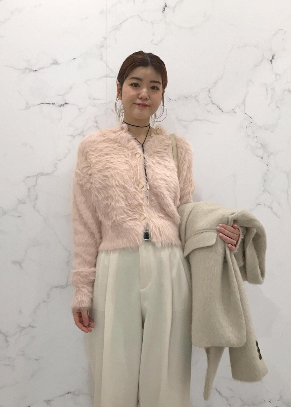 「きれいめカジュアル、ワイドパンツ、チョーカー、ホワイト、ベージュ、ピンク、冬アウター、淡色コーデ、初冬コーデ、冬コーデ、お仕事コーデ、授業参観日コーデ、デートコーデ、お出かけコーデ、旅行コーデ」｜「VISのメタルポイントラリエット（ネックレス、シルバー系）」を使った、はっちゃんさん（レディース・159cm）の冬コーディネートの9枚目の写真