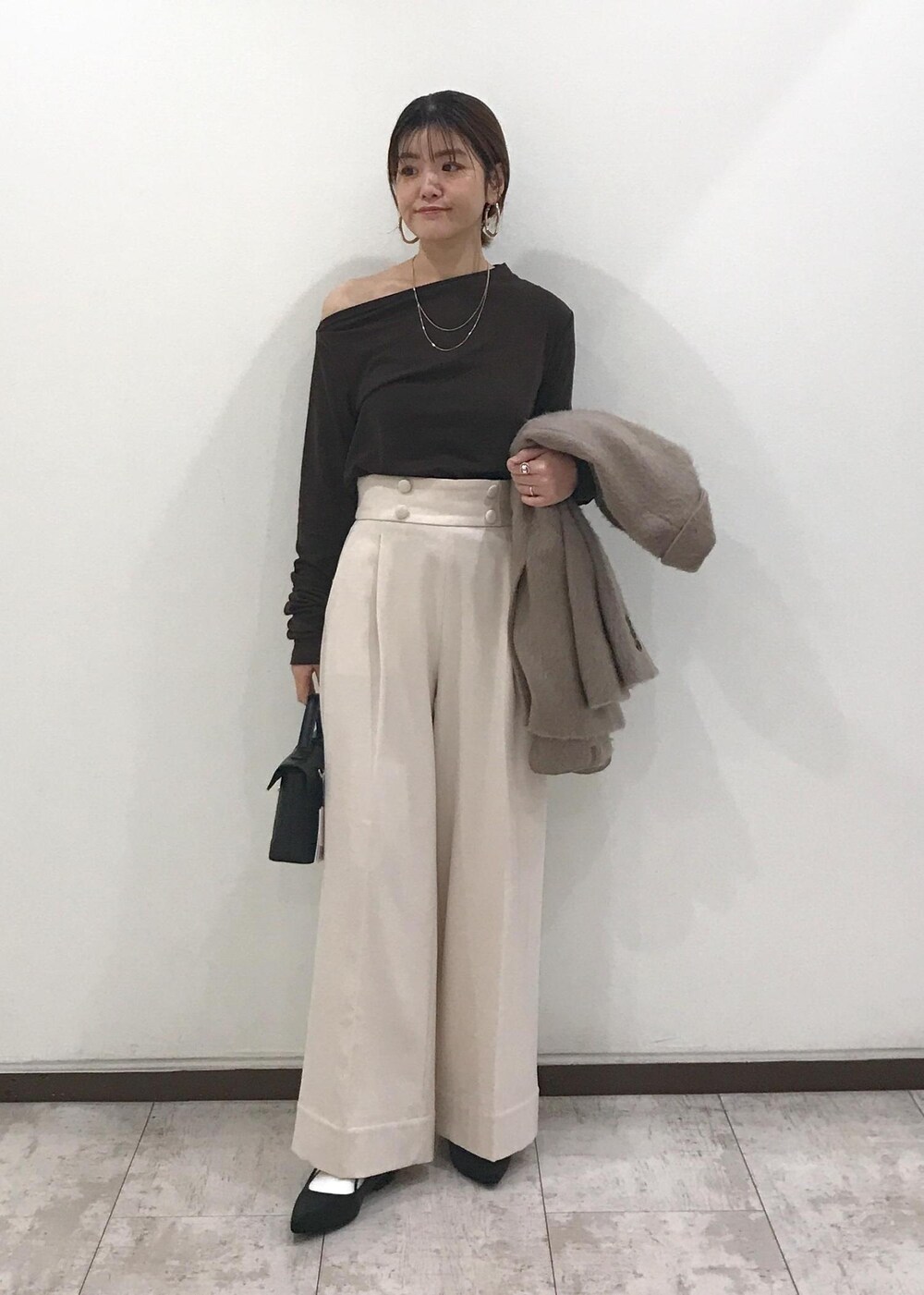 「きれいめカジュアル、忘年会、新年会、ブラウン、ホワイト、レオパード、ブラック、初冬コーデ、冬コーデ、お仕事コーデ、デートコーデ、お出かけコーデ、旅行コーデ、お正月・初詣コーデ、女子会コーデ」｜「VISのオーバルメタルフープピアス（ピアス（両耳用）、ゴールド系）」を使った、はっちゃんさん（レディース・159cm）の冬コーディネートの8枚目の写真
