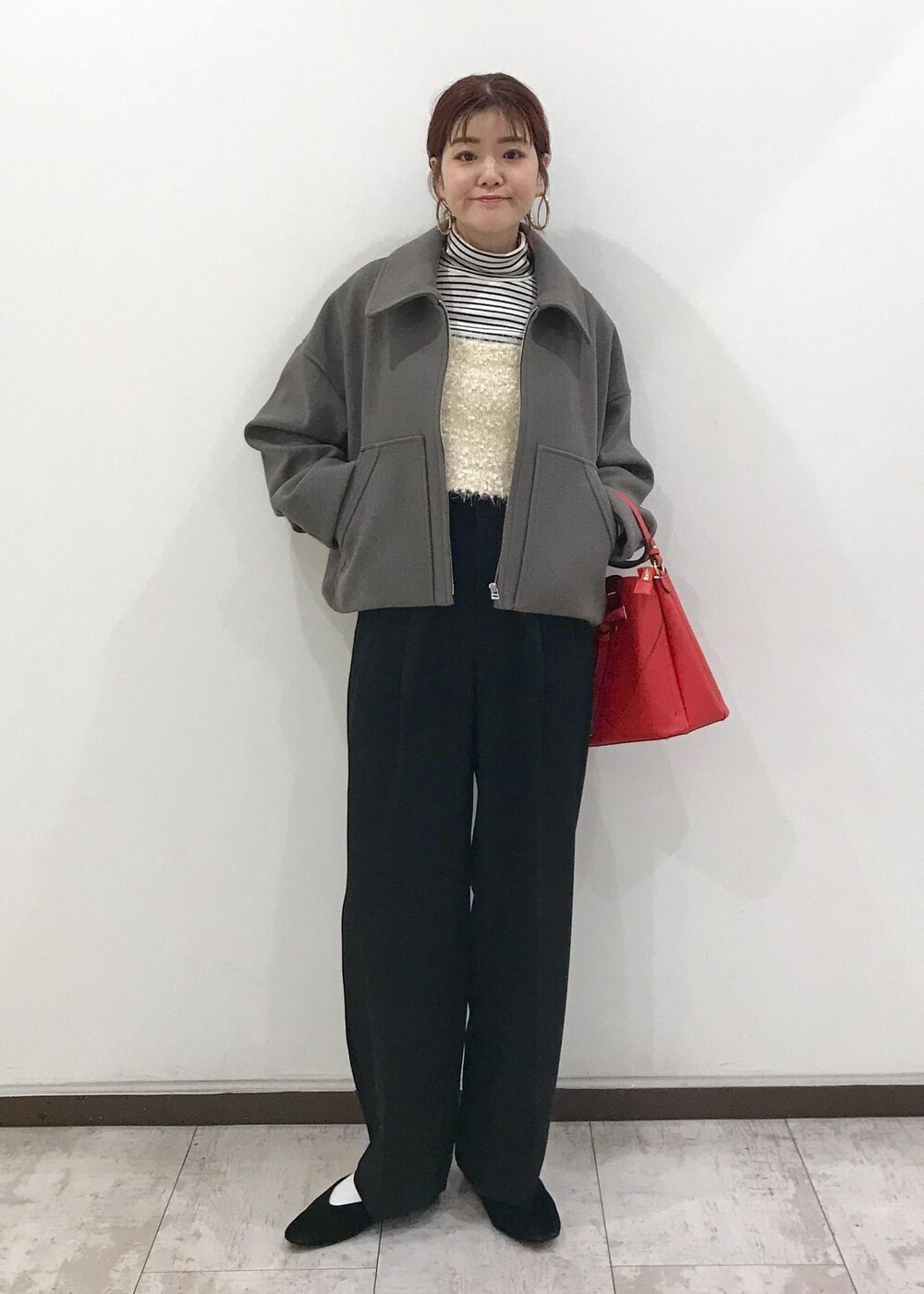 「きれいめカジュアル、ホワイト、ボーダー、ブラック、レッド、ブラウン、VIS_TIMESALE、赤、レイヤードスタイル、タートルネック、秋コーデ、初冬コーデ、冬コーデ、お仕事コーデ、デートコーデ」｜「VISのオーバルメタルフープピアス（ピアス（両耳用）、ゴールド系）」を使った、はっちゃんさん（レディース・159cm）の冬コーディネートの5枚目の写真