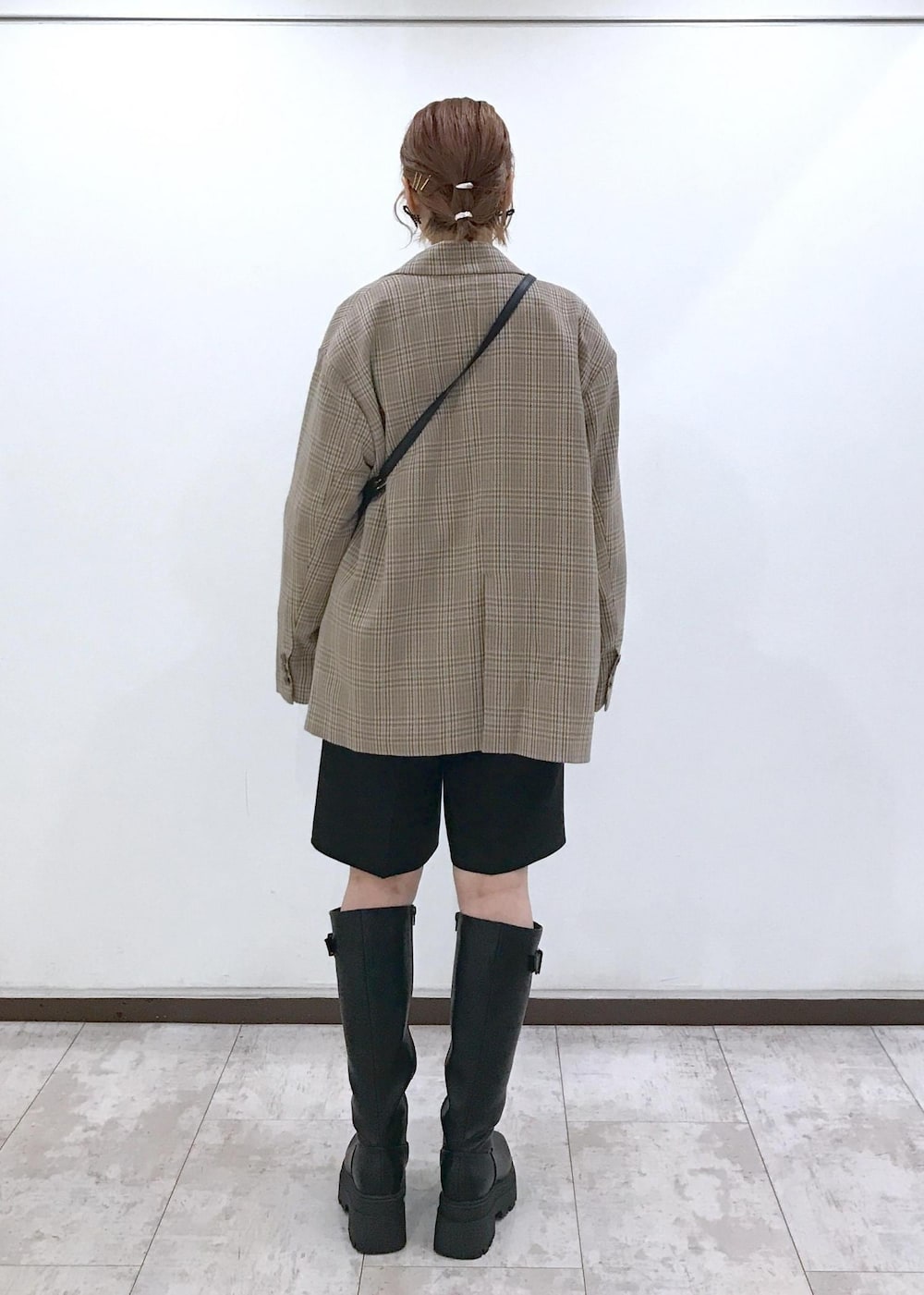「ブラウン、スウェット、ブラック、ハーフパンツ、ロングブーツ、ブルー、シャツ、プリーツ、チェック、ジャケット、リボンピアス、リボン、初秋コーデ、秋コーデ、初冬コーデ」｜「VISのビーズリボンピアス（ピアス（両耳用）、ブラック系）」を使った、はっちゃんさん（レディース・159cm）の秋コーディネートの3枚目の写真