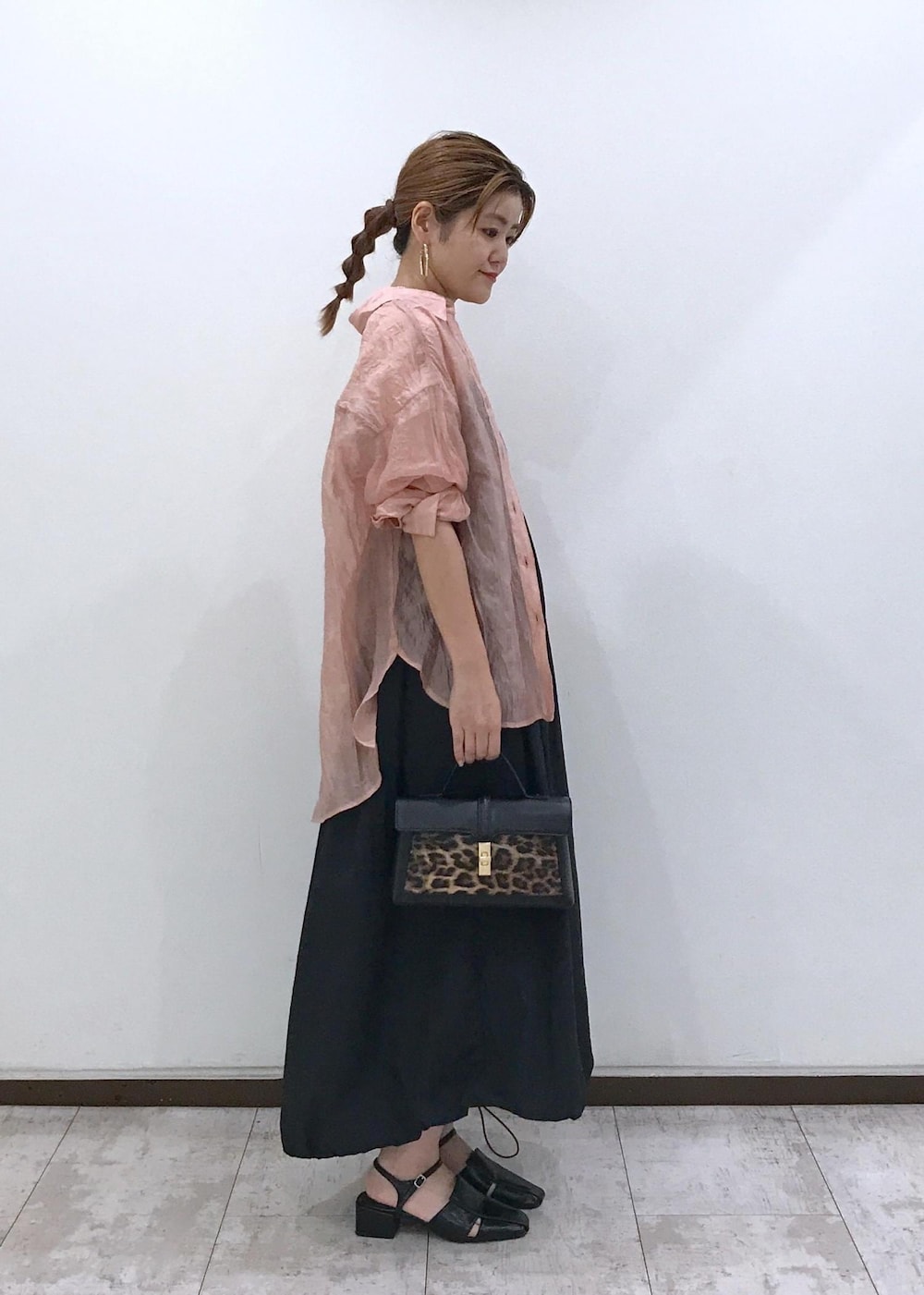 「セール、sale、長袖、ロング、ピンク、シャツ、オーバーサイズ、襟、ロング丈、ピンクベージュ、ミドル丈、ブラック、ストラップサンダル、ラウンドトゥ、夏コーデ」｜「Juzeのクローズトゥサンダル（サンダル、ブラック系）」を使った、はっちゃんさん（レディース・159cm）の夏コーディネートの3枚目の写真
