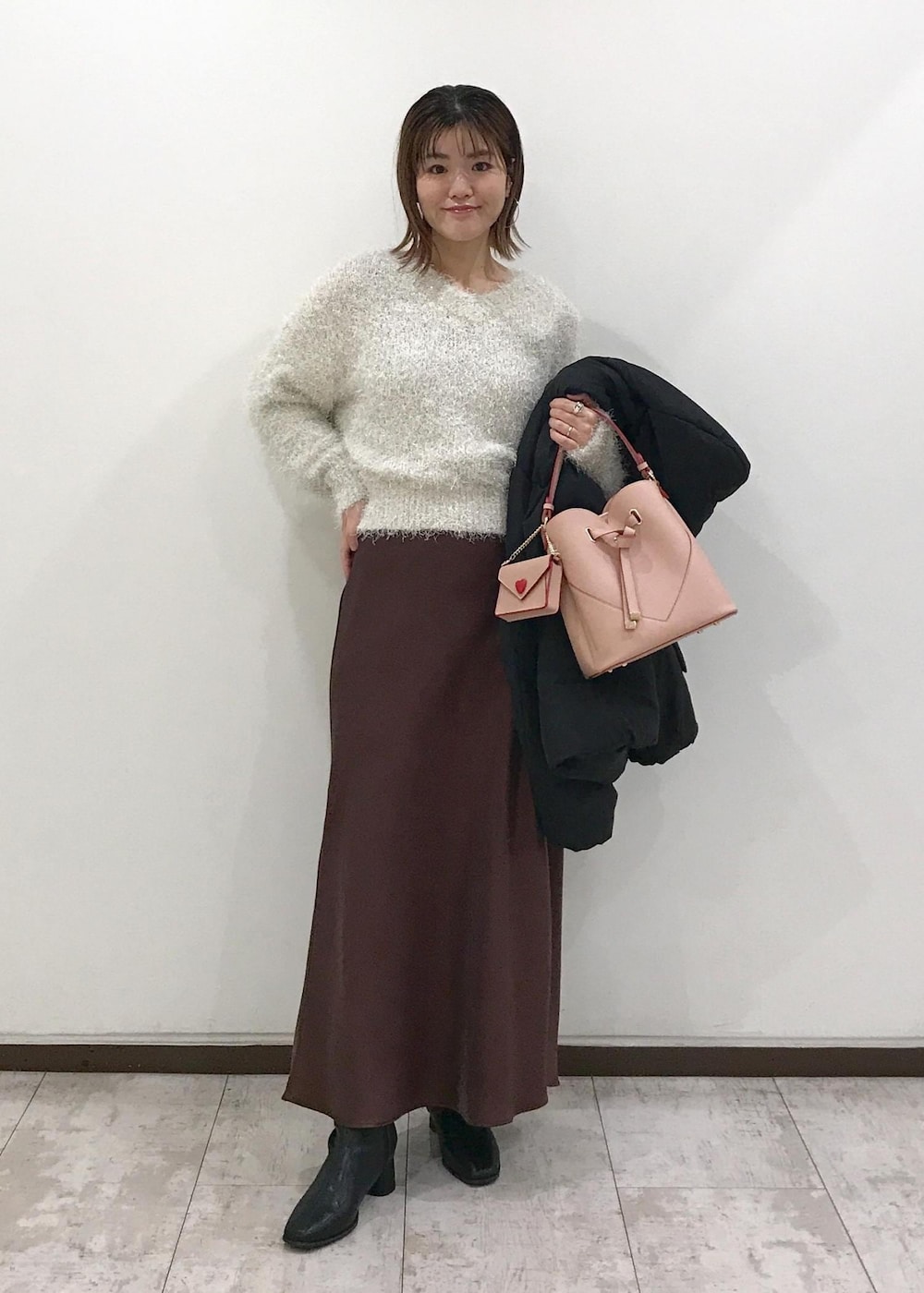 「ダウン、グリーンダウン、ショートダウン、ラメニット、ニットプルオーバー、スカート、シャイニースカート、ロングスカート、ショートブーツ、ブーツ、ハートバッグ、ハートカットバッグ、チャーム、カードケース、バッグチャーム」｜「Juzeのストレッチヒールショートブーツ（ブーツ、ブラック系）」を使った、はっちゃんさん（レディース・159cm）の秋コーディネートの9枚目の写真