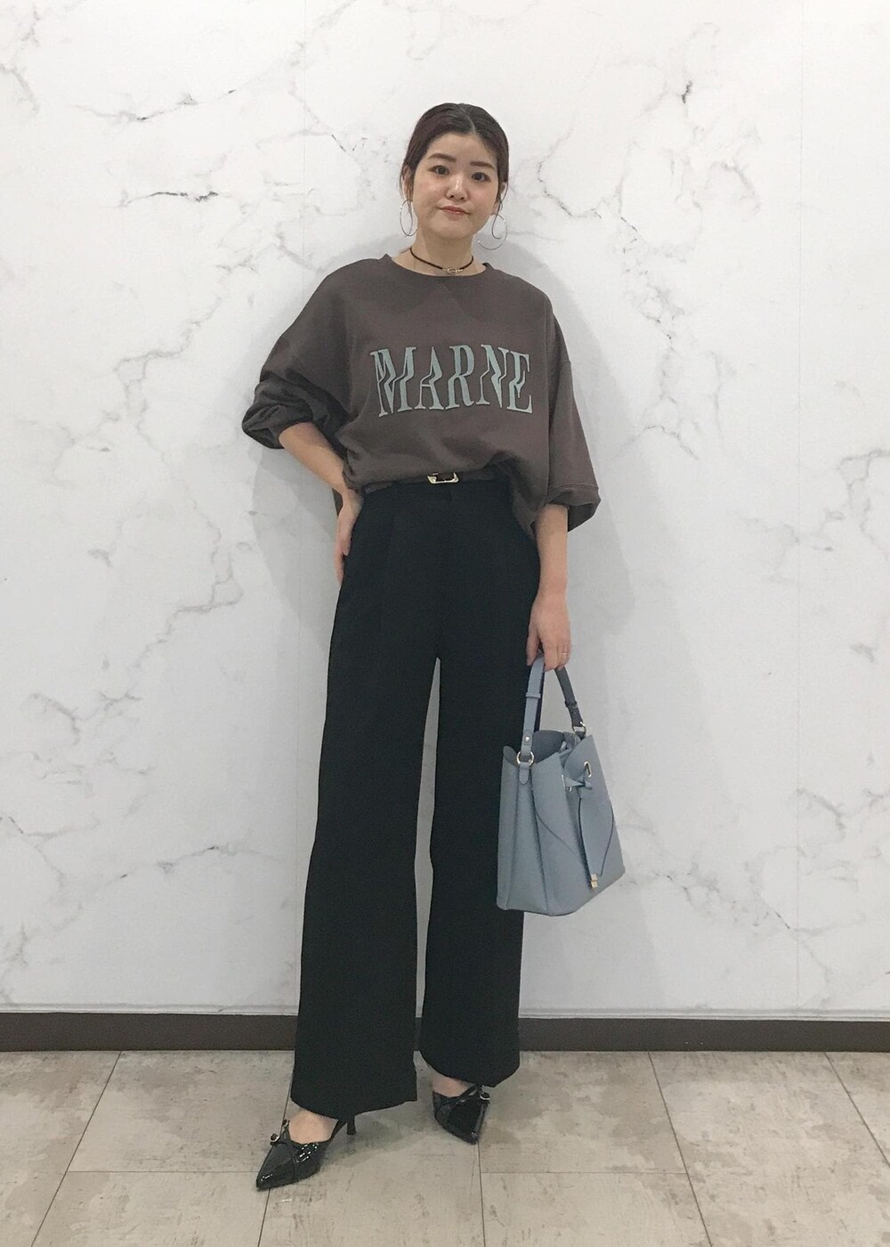 「きれいめカジュアル、スウェット、初春コーデ、春コーデ、授業参観日コーデ、デートコーデ、お出かけコーデ、旅行コーデ、女子会コーデ、大人カジュアル、パンツスタイル、体型カバー、カジュアルコーデ、シンプルコーデ、ベーシック」｜「VISのニュアンスハートチョーカー（チョーカー、ゴールド系）」を使った、はっちゃんさん（レディース・159cm）の冬コーディネートの2枚目の写真
