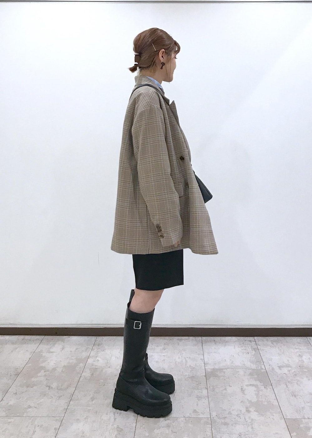 「ブラウン、スウェット、ブラック、ハーフパンツ、ロングブーツ、ブルー、シャツ、プリーツ、チェック、ジャケット、リボンピアス、リボン、初秋コーデ、秋コーデ、初冬コーデ」｜「VISのビーズリボンピアス（ピアス（両耳用）、ブラック系）」を使った、はっちゃんさん（レディース・159cm）の秋コーディネートの4枚目の写真