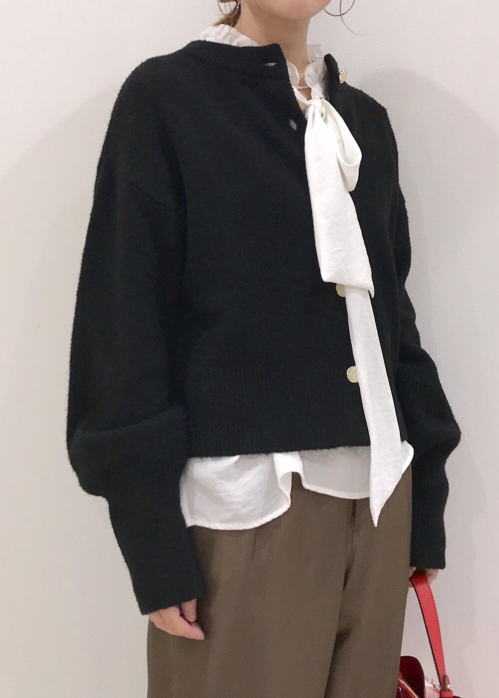 「きれいめカジュアル、ニット、ボウタイ、ワイドパンツ、ハートバッグ、ショートブーツ、ブラック、ホワイト、ブラウン、レッド、秋コーデ、初冬コーデ、冬コーデ、お仕事コーデ、授業参観日コーデ」｜「Juzeのストレッチヒールショートブーツ（ブーツ、ブラック系）」を使った、はっちゃんさん（レディース・159cm）の冬コーディネートの6枚目の写真
