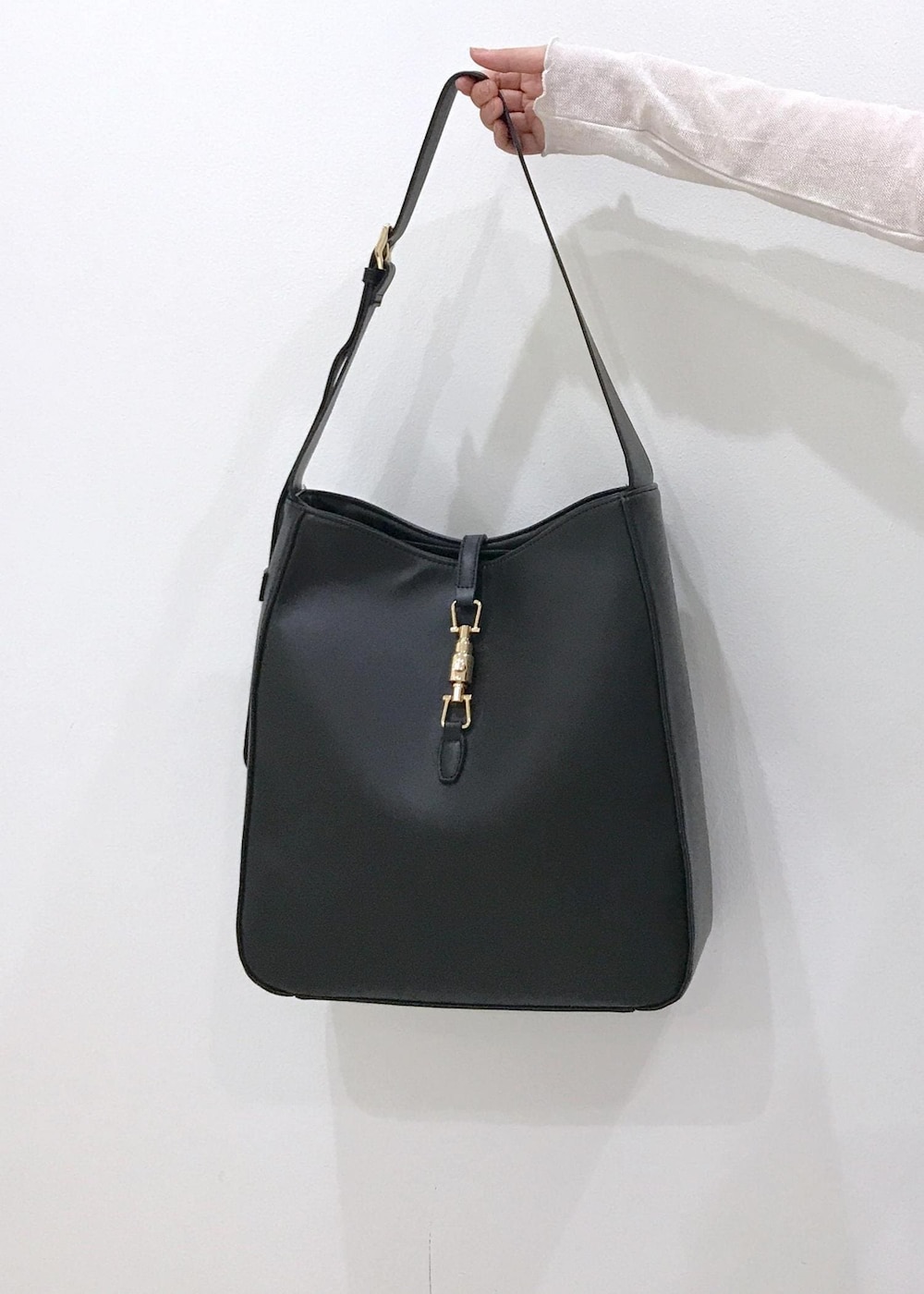 「ベロア、シアーベロア、シアーベロアロンT、ブラック、ホワイト、長袖、カットソー、パンツ、ワイド、十分丈、オールインワン、サロペット、オーバーオール、初秋コーデ、秋コーデ」｜「VISの【洗える】カップ付きバックオープンキャミソール（キャミソール、ブラック系）」を使った、はっちゃんさん（レディース・159cm）の秋コーディネートの6枚目の写真