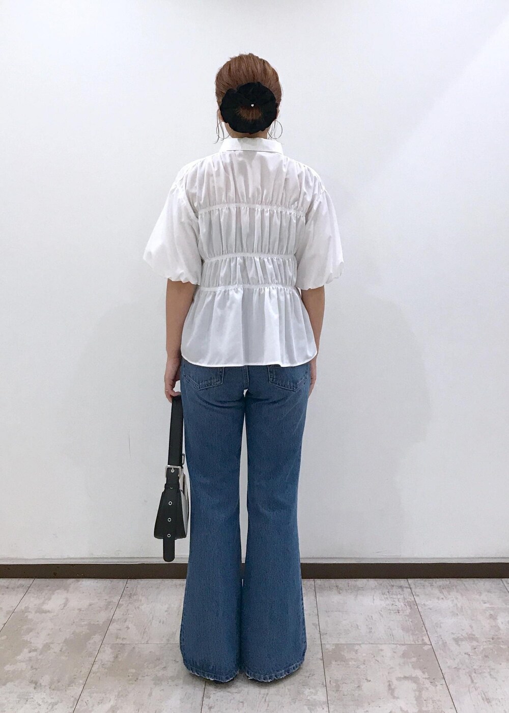 「アンサンブル、VIS、ウェーブ、ブルべ冬、低身長、トップス、シャツ/ブラウス、パンツ、デニムパンツ、ヘアアクセサリー、シュシュ、BVH54050、BVK54010、BVS74500、BVZ44100」｜「CIMARRONの【CIMARRON】VIS別注フレアデニム（デニムパンツ、ブルー系）」を使った、はっちゃんさん（レディース・159cm）の夏コーディネートの3枚目の写真