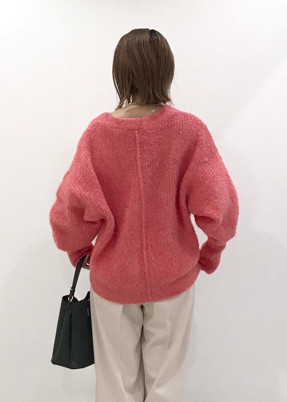 「きれいめカジュアル、ワイドパンツ、ダウンジャケット、ワンハンドルバッグ、ショートブーツ、ピアス、レッド、ホワイト、ブラック、ゴールド、忘年会、秋コーデ、初冬コーデ、冬コーデ、お仕事コーデ」｜「Juzeのストレッチヒールショートブーツ（ブーツ、ブラック系）」を使った、はっちゃんさん（レディース・159cm）の冬コーディネートの7枚目の写真