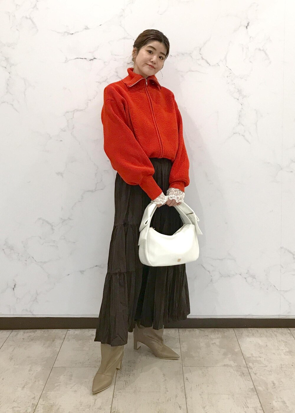 「きれいめカジュアル、初春コーデ、春コーデ、デートコーデ、お出かけコーデ、旅行コーデ、女子会コーデ、大人カジュアル、レイヤード、スカートスタイル、体型カバー、カジュアルコーデ、シンプルコーデ、ベーシック、VIS」｜「Juzeのワイドロングブーツ（ブーツ、ベージュ系）」を使った、はっちゃんさん（レディース・159cm）の冬コーディネートの10枚目の写真