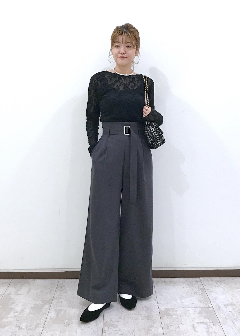 「ブラック、ハンドバッグ、チェーン、チェーンバッグ、長袖、クルーネック、レース、グレー、ワイド、ベルト、十分丈、ハイウエスト、タック、初秋コーデ、秋コーデ」｜「VISの【洗える】ダブルストラップ短丈カップ付きキャミソール（キャミソール、ブラック系）」を使った、はっちゃんさん（レディース・159cm）の秋コーディネートの8枚目の写真
