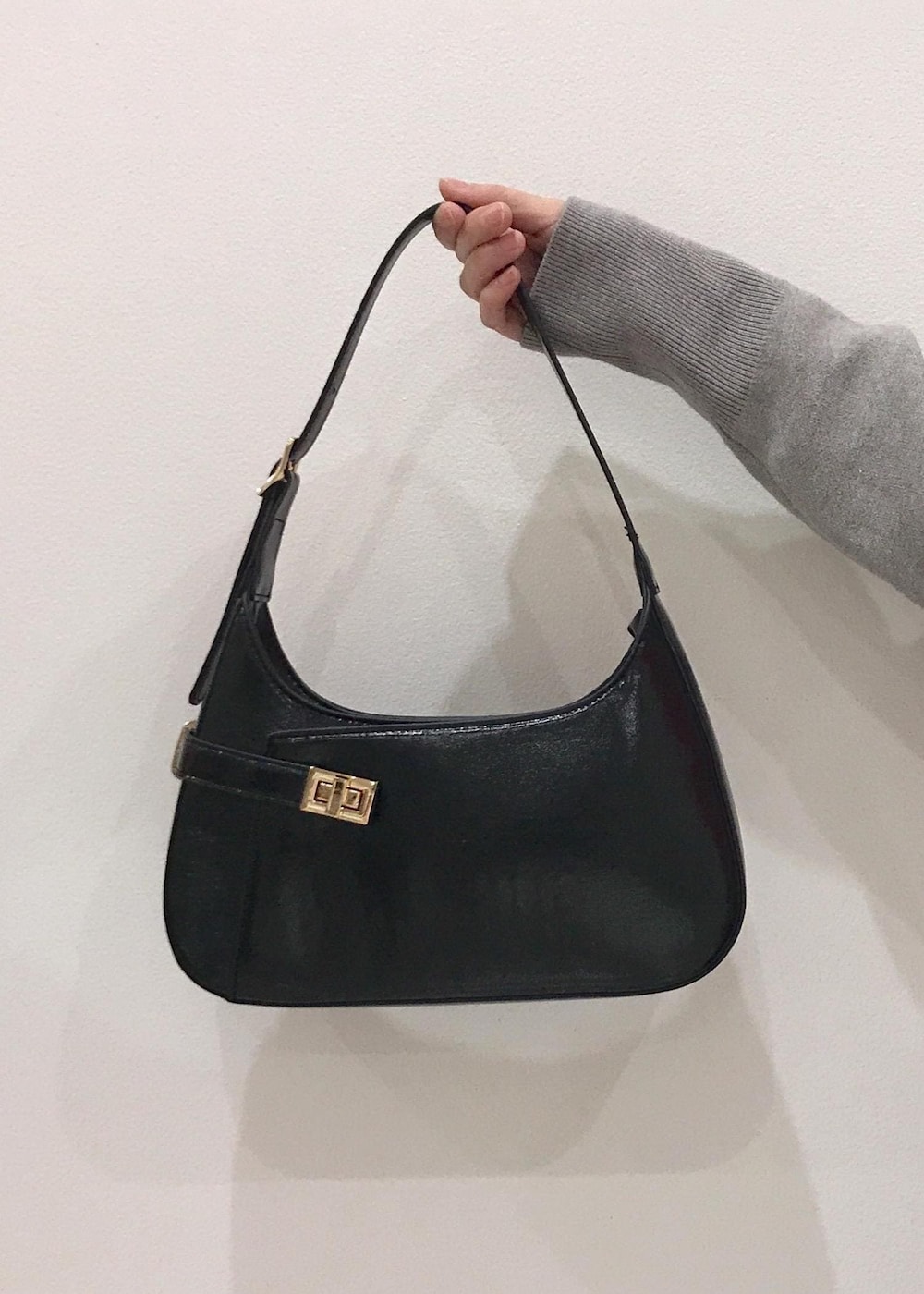 「コート、ショートコート、ロゴニット、ニット、ロゴ、シャーリングシャツ、ミニスカート、ワンハンドルバッグ、ショートブーツ、レイヤードコーデ、秋コーデ、初冬コーデ、冬コーデ、お仕事コーデ、デートコーデ」｜「Juzeのストレッチヒールショートブーツ（ブーツ、ブラック系）」を使った、はっちゃんさん（レディース・159cm）の冬コーディネートの10枚目の写真