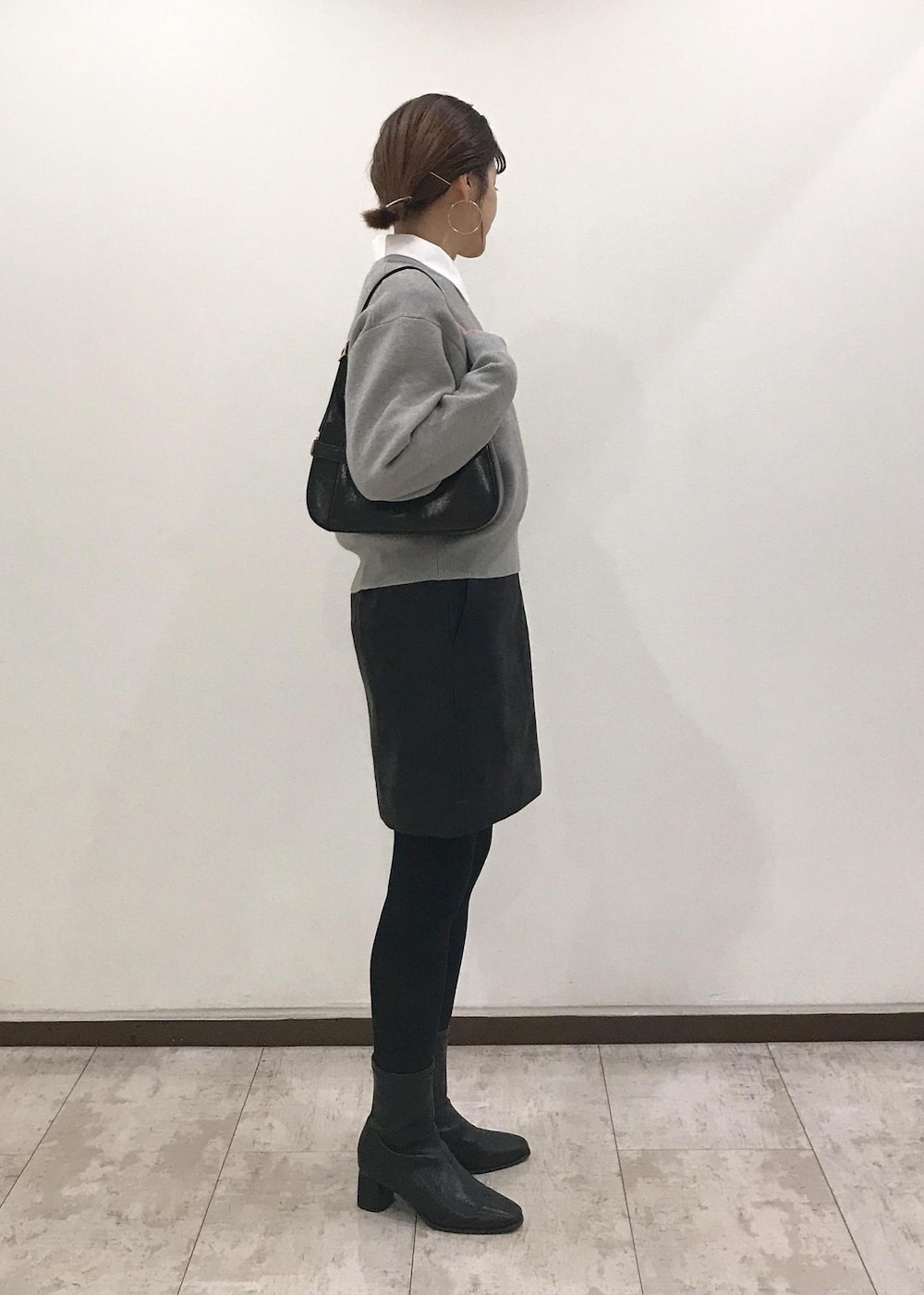 「ロゴニット、ニット、ロゴ、シャツ、シャーリング、ミニスカート、ミニスカ、ワンハンドルバッグ、ワンハンドル、ショートブーツ、グレー、ホワイト、ブラック、モノトーン、初秋コーデ」｜「VISのヴィンテージライク合皮ミニスカート（スカート、ブラック系）」を使った、はっちゃんさん（レディース・159cm）の秋コーディネートの4枚目の写真