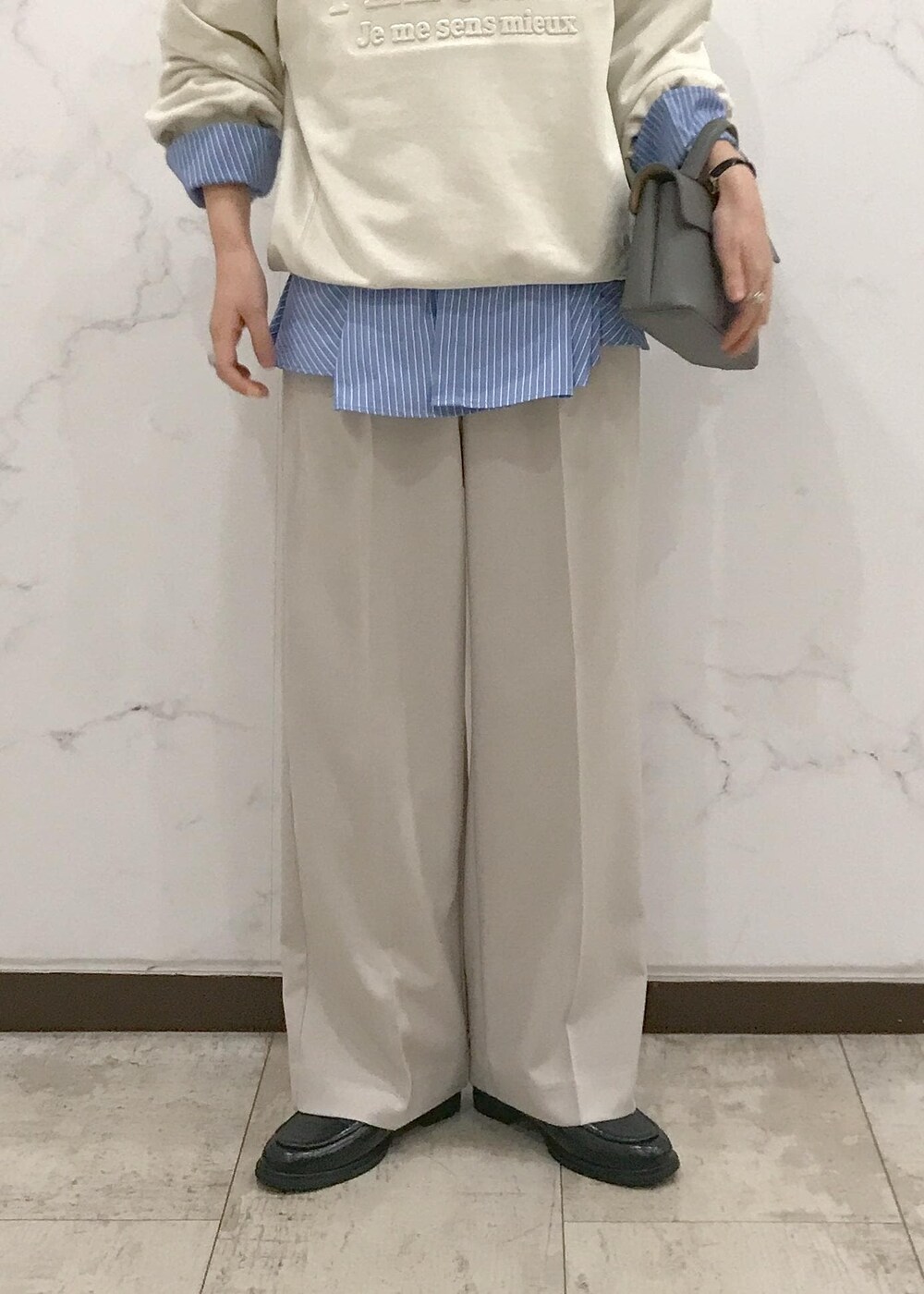 「スウェットコーデ、プレッピー、初春コーデ、春コーデ、デートコーデ、お出かけコーデ、旅行コーデ、女子会コーデ、大人カジュアル、パンツスタイル、体型カバー、カジュアルコーデ、VIS、ウェーブ、イエベ秋」｜「VISの【新色追加】ひねり金具ワンハンドルミニショルダーバッグ【2WAY（ショルダーバッグ、グレー系）」を使った、はっちゃんさん（レディース・159cm）の春コーディネートの8枚目の写真