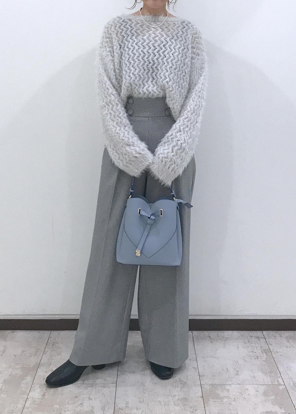 「ニット、ワイドパンツ、ベレー帽、ハートバッグ、ショートブーツ、ハイウエスト、グレー、ライトグレー、ブラック、サックス、初秋コーデ、秋コーデ、初冬コーデ、冬コーデ、お仕事コーデ」｜「VISのベーシックウールベレー帽（ハンチング/ベレー帽、ブラック系）」を使った、はっちゃんさん（レディース・159cm）の秋コーディネートの8枚目の写真