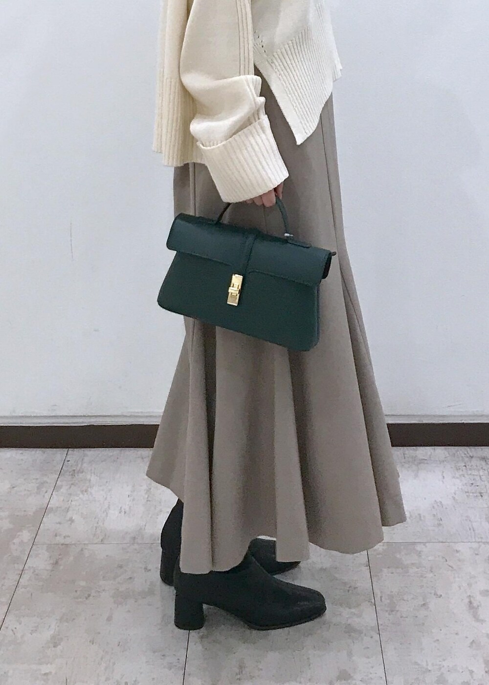 「ニット、サイドスリット、マーメイドスカート、ショートブーツ、ヒール、ミニバッグ、ワンハンドル、グリーン、ホワイト、ベージュ、ブラック、シルバー、初秋コーデ、秋コーデ、初冬コーデ」｜「VISのワンドロップペンダントネックレス（ネックレス、シルバー系）」を使った、はっちゃんさん（レディース・159cm）の秋コーディネートの8枚目の写真