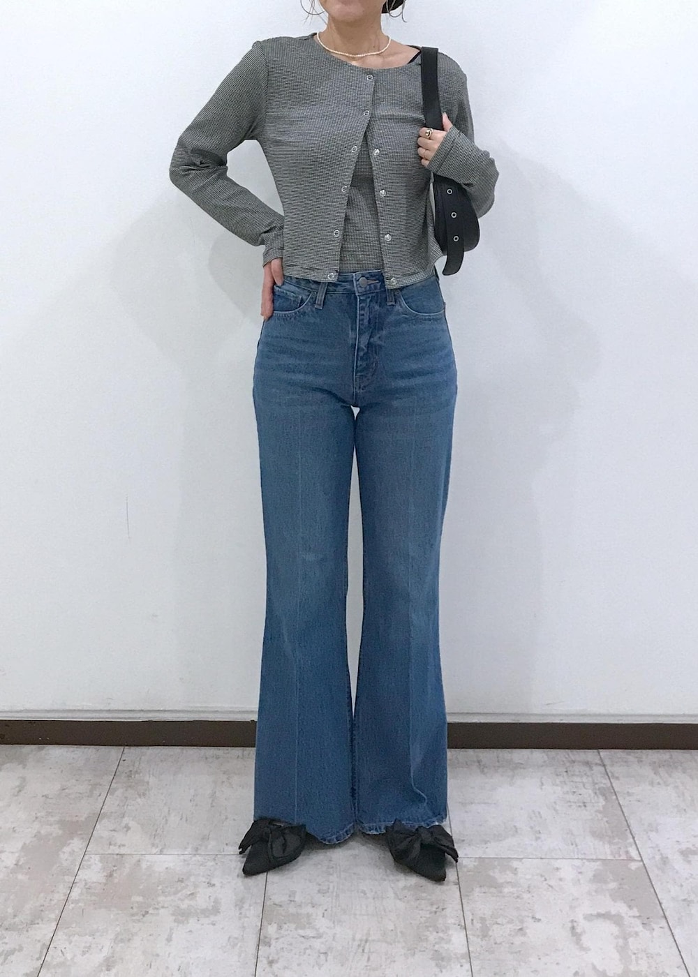 「アンサンブル、リボン、ワンハンドル、キャンバス、長袖、カーディガン、ラウンドネック、ブルー、デニム、フレア、十分丈、フレアパンツ、ブラック、パンプス、フラット」｜「VISのキャンバスコンビワンショルダーバッグ（ショルダーバッグ、ブラック系）」を使った、はっちゃんさん（レディース・159cm）の夏コーディネートの5枚目の写真