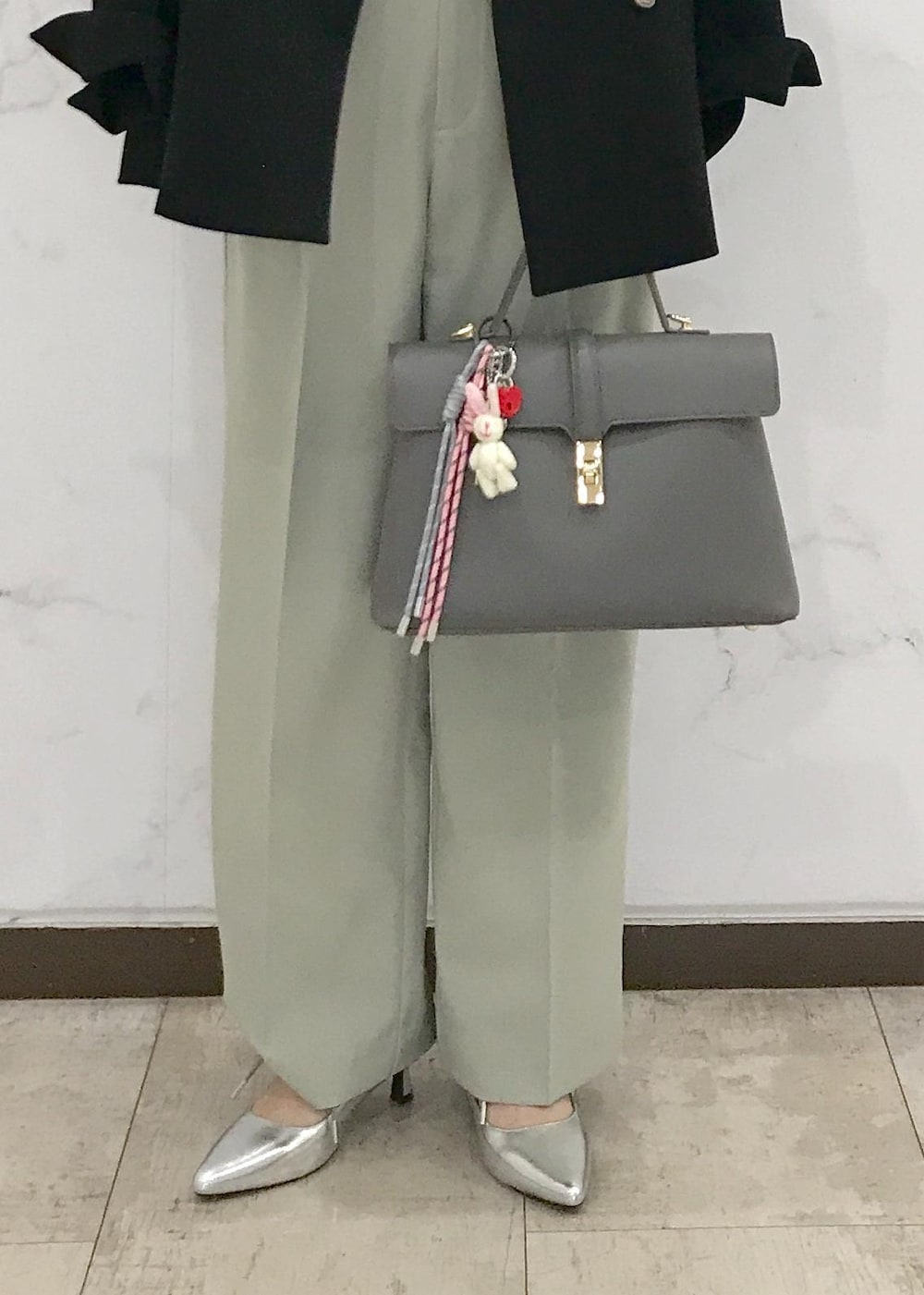 「きれいめカジュアル、スカーフスタイリング、スカーフアレンジ、BVV35010、ライトアウター、Wshoes&bag_pickup、初春コーデ、春コーデ、お仕事コーデ、デートコーデ、お出かけコーデ、旅行コーデ、女子会コーデ、大人カジュアル、パンツスタイル」｜「VISの【美easy】ウーリッシュWブレストテーラードジャケット【洗える】（テーラードジャケット、ブラック系）」を使った、はっちゃんさん（レディース・159cm）の冬コーディネートの8枚目の写真