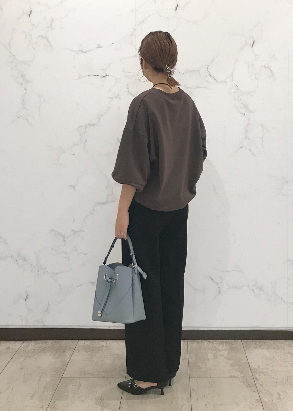 「きれいめカジュアル、スウェット、初春コーデ、春コーデ、授業参観日コーデ、デートコーデ、お出かけコーデ、旅行コーデ、女子会コーデ、大人カジュアル、パンツスタイル、体型カバー、カジュアルコーデ、シンプルコーデ、ベーシック」｜「VISのニュアンスハートチョーカー（チョーカー、ゴールド系）」を使った、はっちゃんさん（レディース・159cm）の冬コーディネートの3枚目の写真